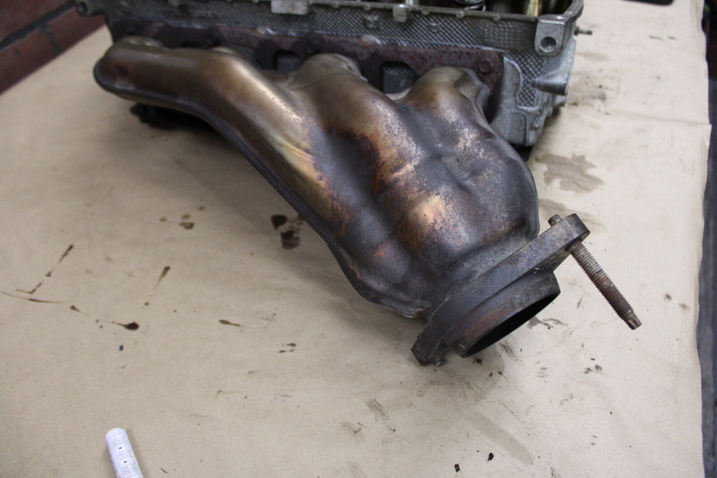 6.1L HEMI DODGE CHRYSLER JEEP DRIVER CYLINDER HEAD W EXHAUST MANIFOLD 05037369AA