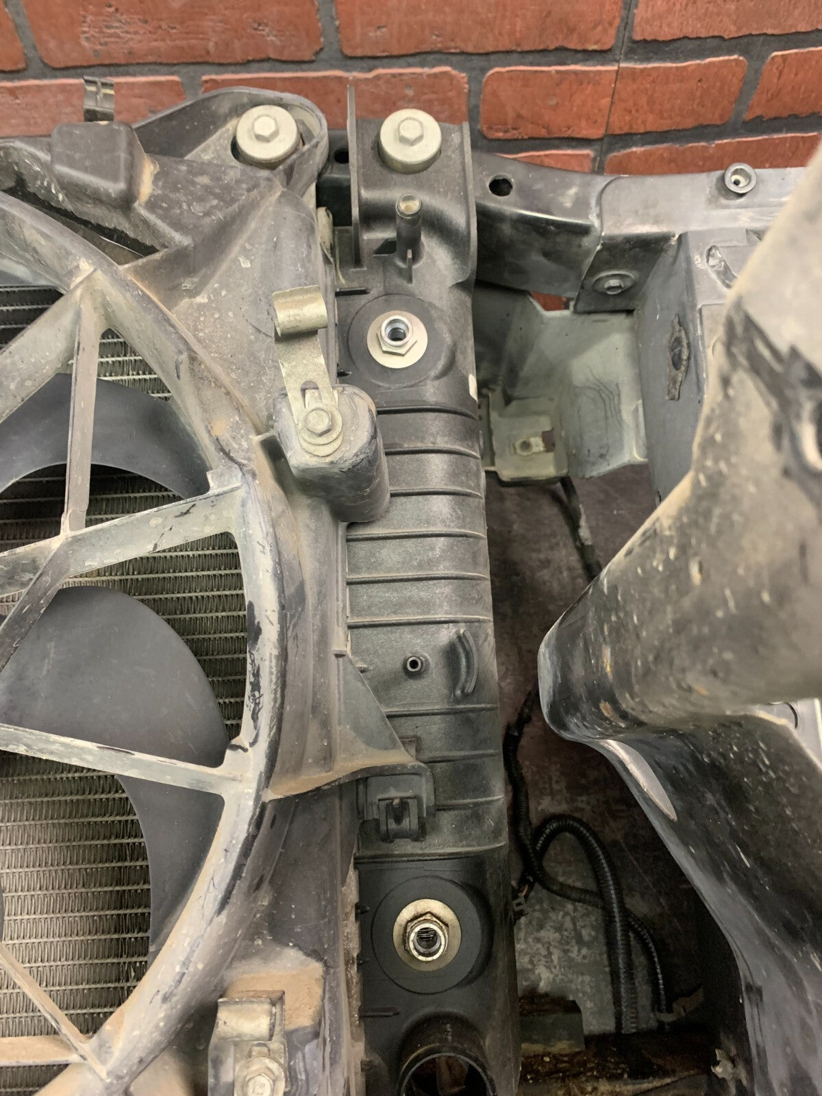 2009 Suburban/Tahoe Complete Radiator Fan Cooling Assembly Support ECU Wiring