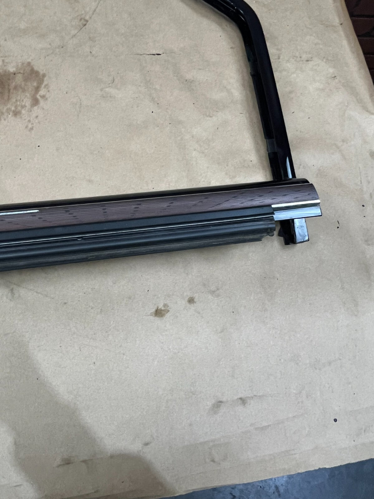 2008-2014 Cadillac Escalade Front Passenger RH Side Door Window Molding Trim