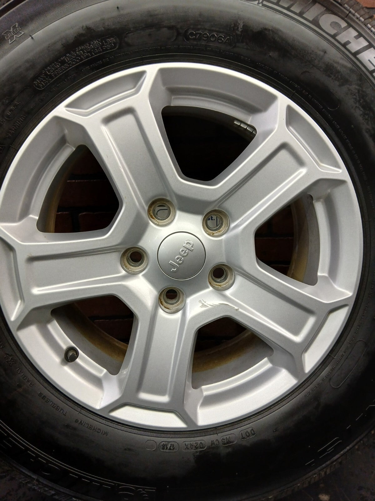 2018-2023 17" Jeep Wrangler Wheel/Tire 5vh23trmaa 17x7.5 9/32 Silver 5 Spoke
