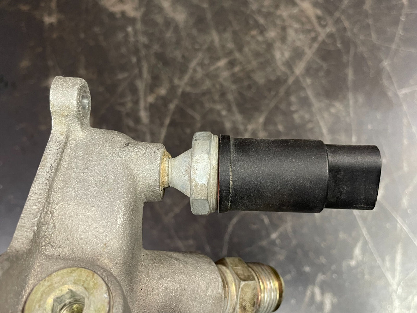 1996-2002 Dodge Viper 8.0L Oil Filter Housing Adapter With Thermostat 04763735C