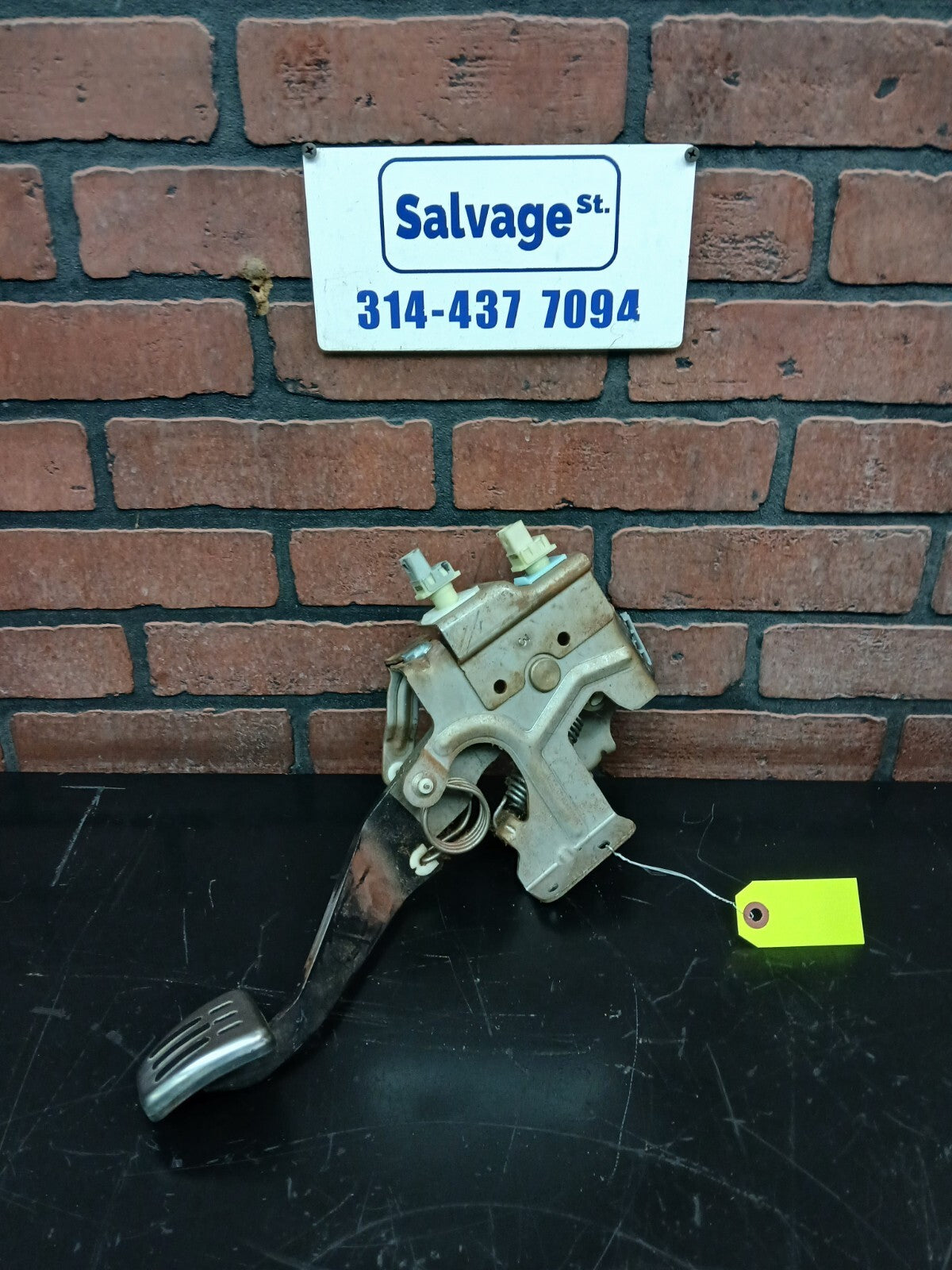 2007 Pontiac Solstice Saturn Sky Clutch Pedal Assembly w/ Bracket 15908750