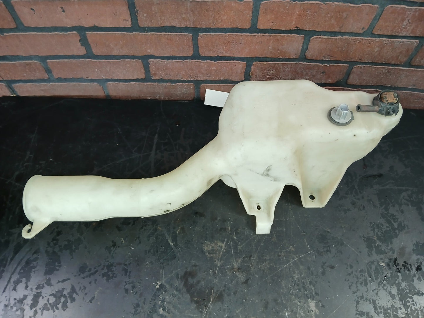 2005-07 Challenger/Charger/300 Windshield Washer Fluid Reservoir Tank 04806009aa
