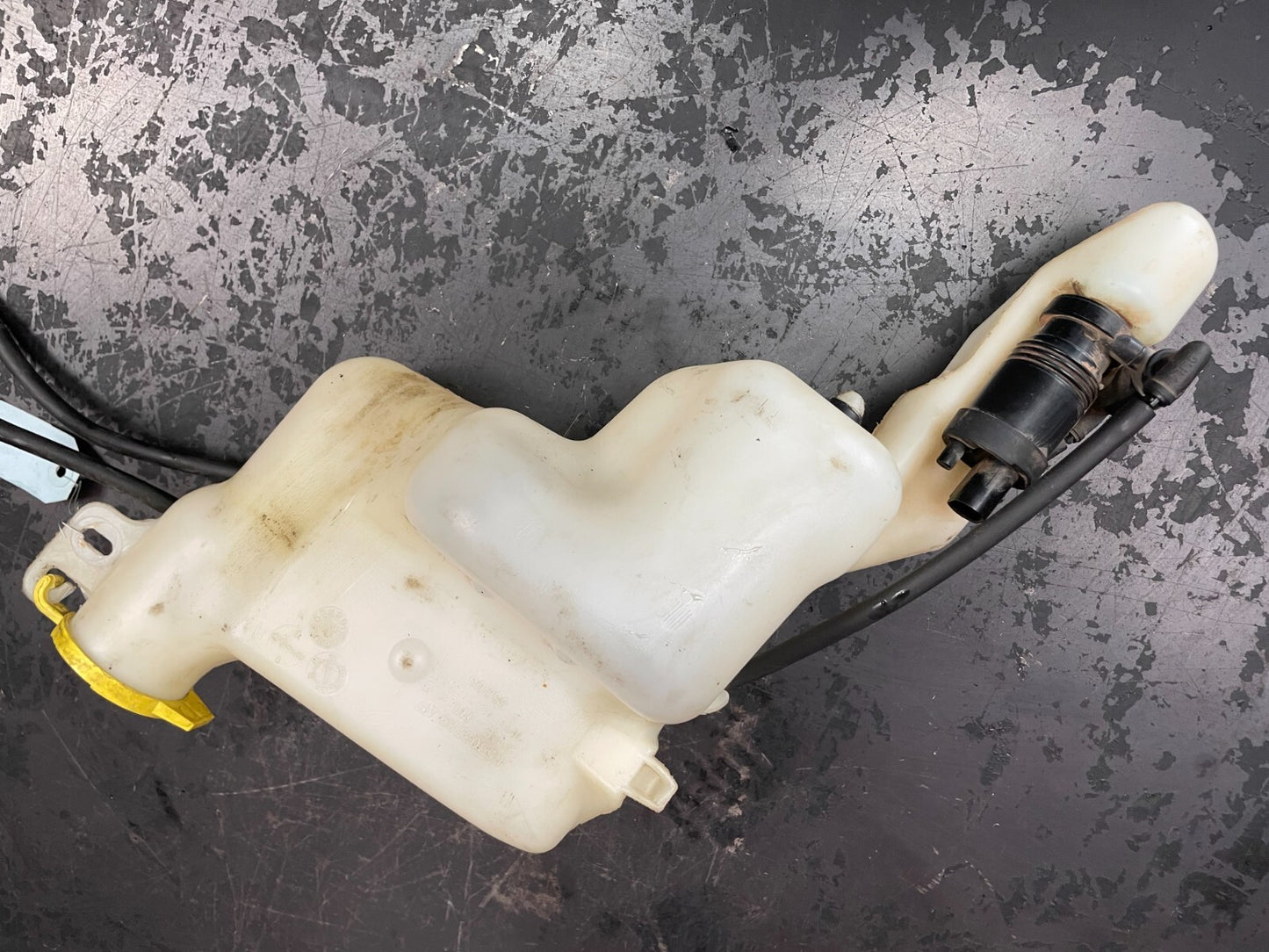 Washer Bottle Reservoir w Motor 05303789AF Fits 2007 - 2012 DODGE CALIBER 2.0L