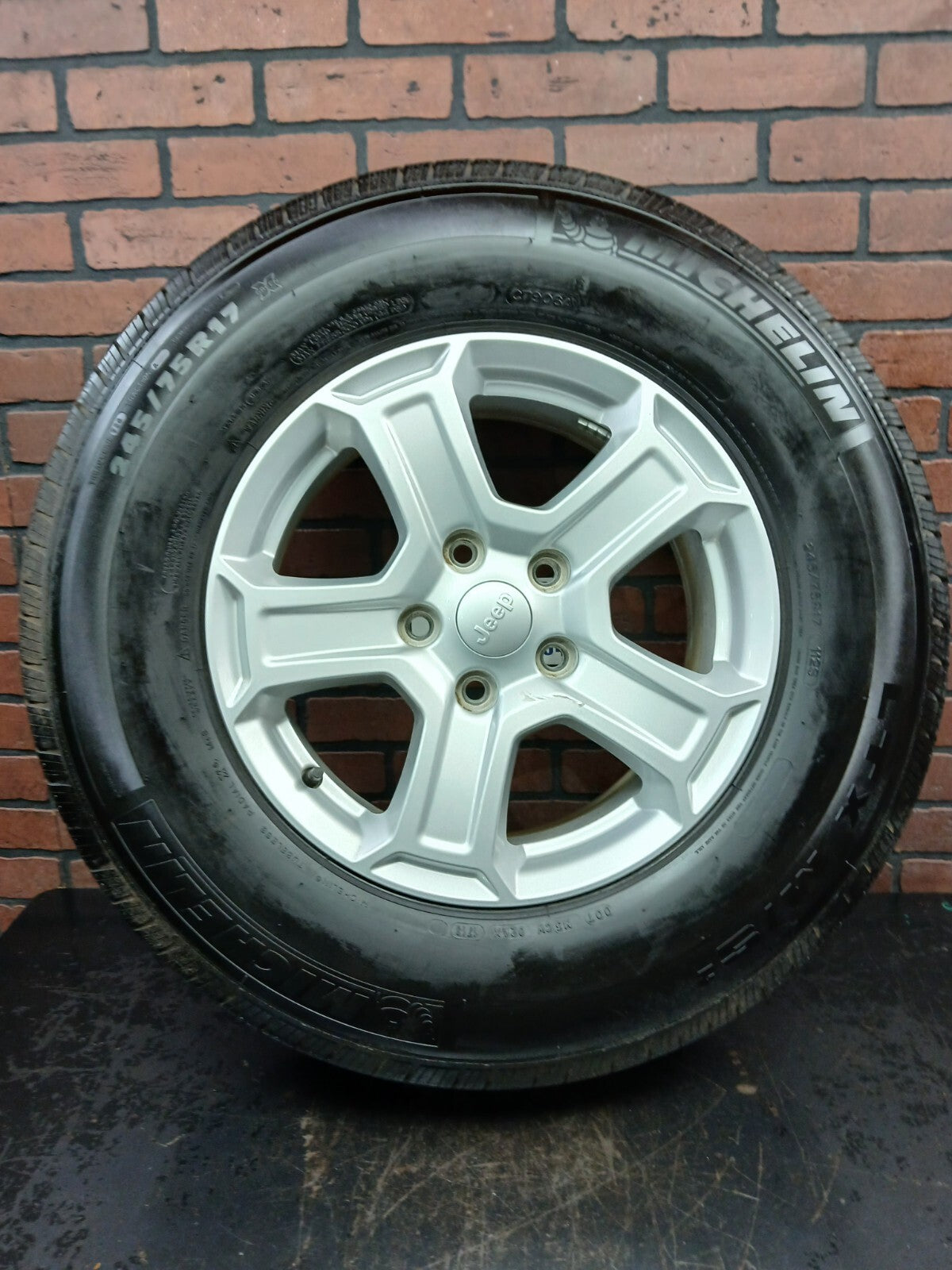 2018-2023 17" Jeep Wrangler Wheel/Tire 5vh23trmaa 17x7.5 9/32 Silver 5 Spoke
