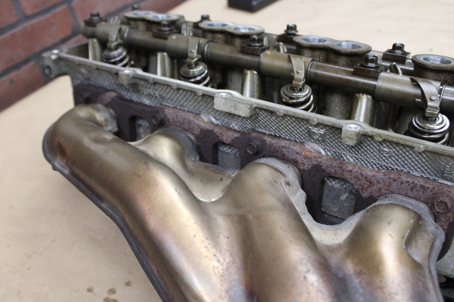 6.1L HEMI DODGE CHRYSLER JEEP DRIVER CYLINDER HEAD W EXHAUST MANIFOLD 05037369AA