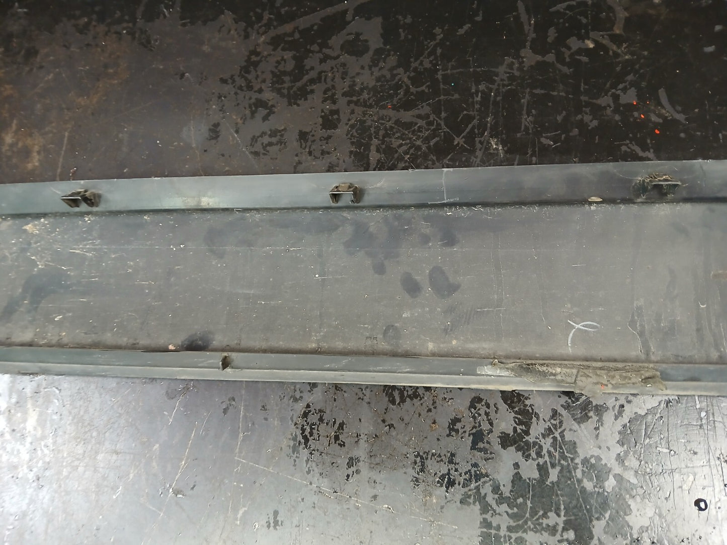 2008-2014 Dodge Challenger Passenger RH Side Skirt Rocker Molding 05028798ah