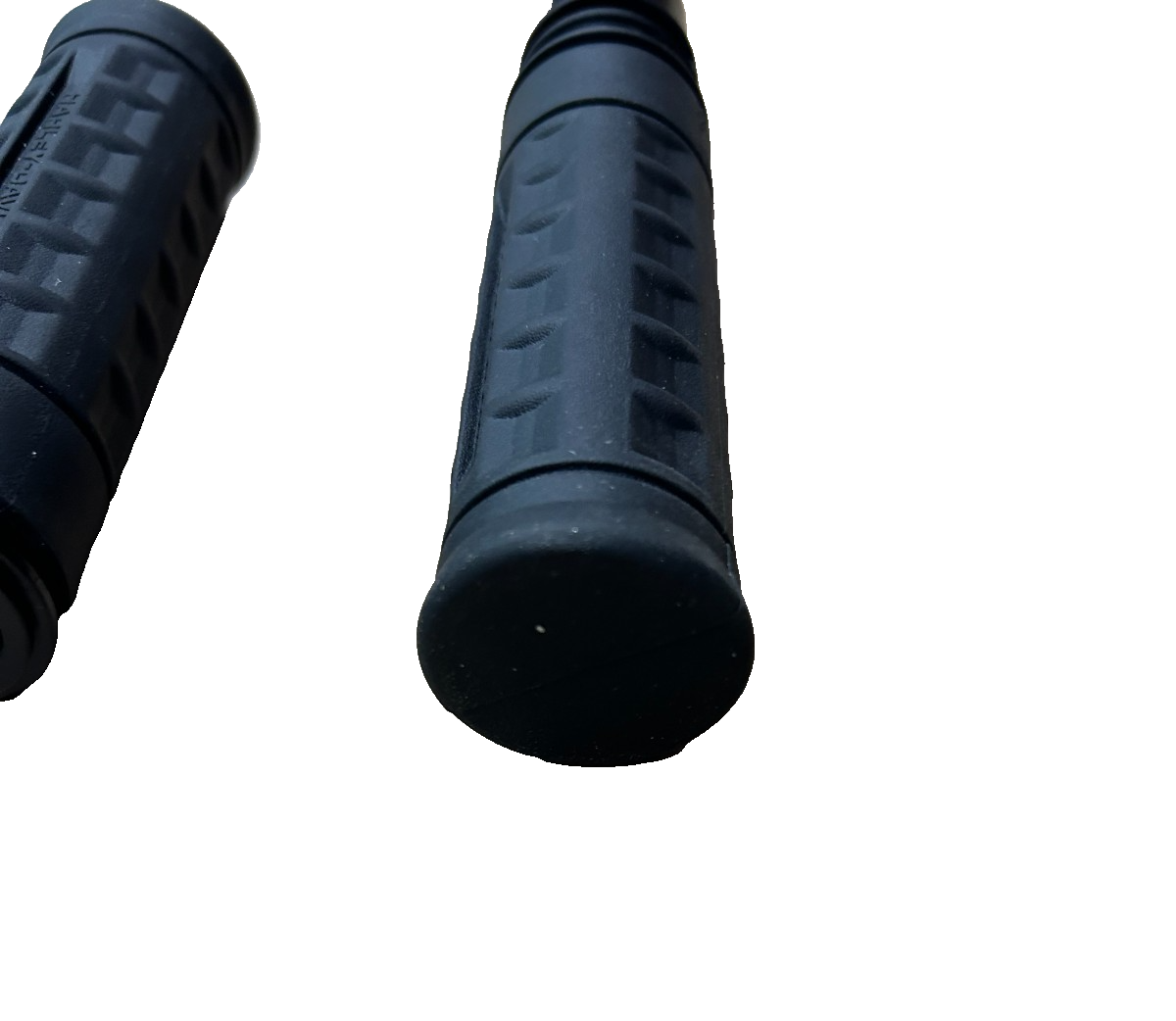LIKE NEW Harley Davidson OEM 23-25 Street Glide Road Glide Softail Model Grips