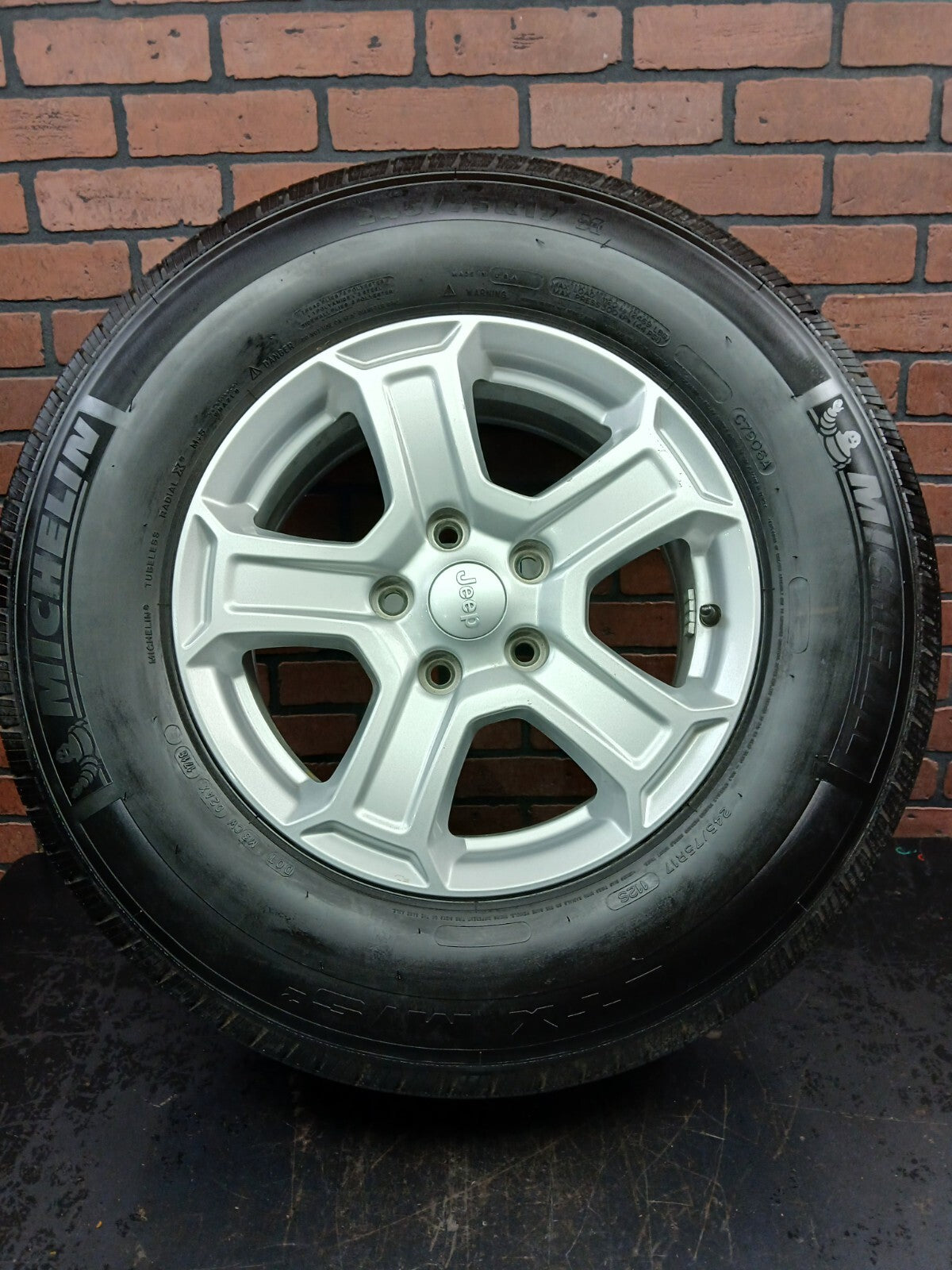 2018-2023 17" Jeep Wrangler Wheel/Tire 5vh23trmaa 17x7.5 9/32 Silver 5-Spoke