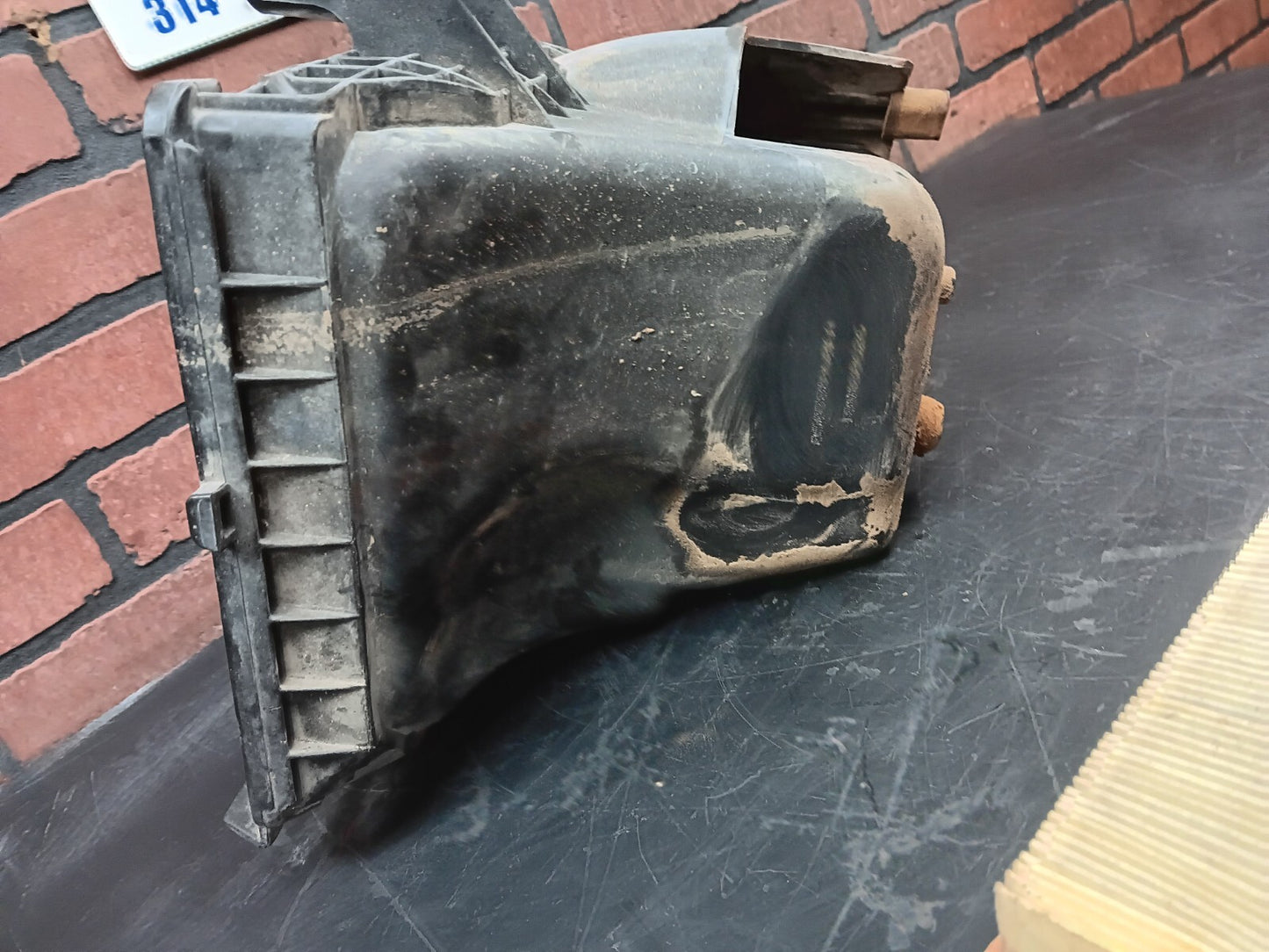2008-2010 Challenger/Charger/300 Engine Air Cleaner Intake Box Filter 05038040aa