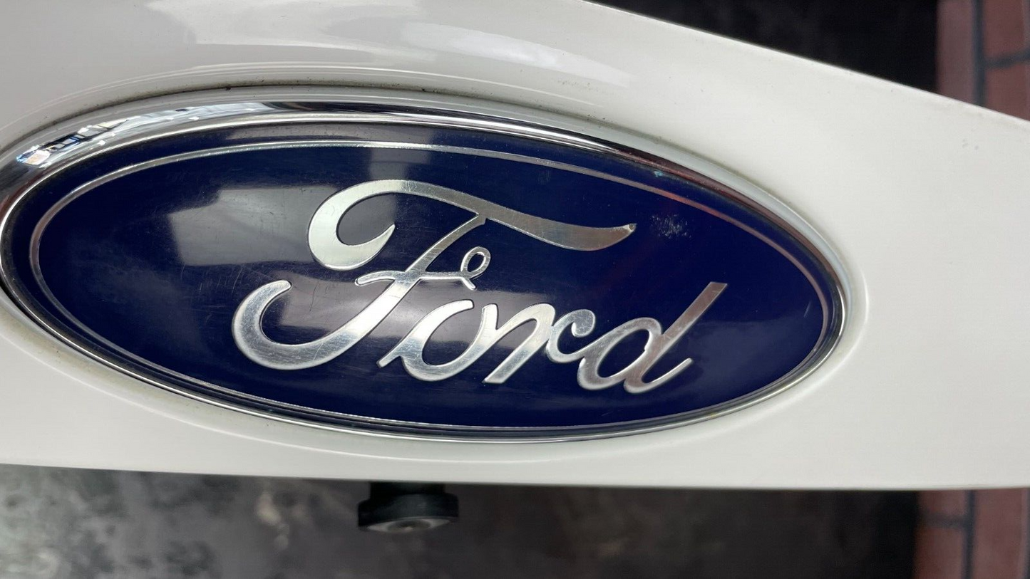 2013-2016 FORD ESCAPE TRUNK LID TAILGATE TRIM PANEL MOLDING W CAMERA WHITE