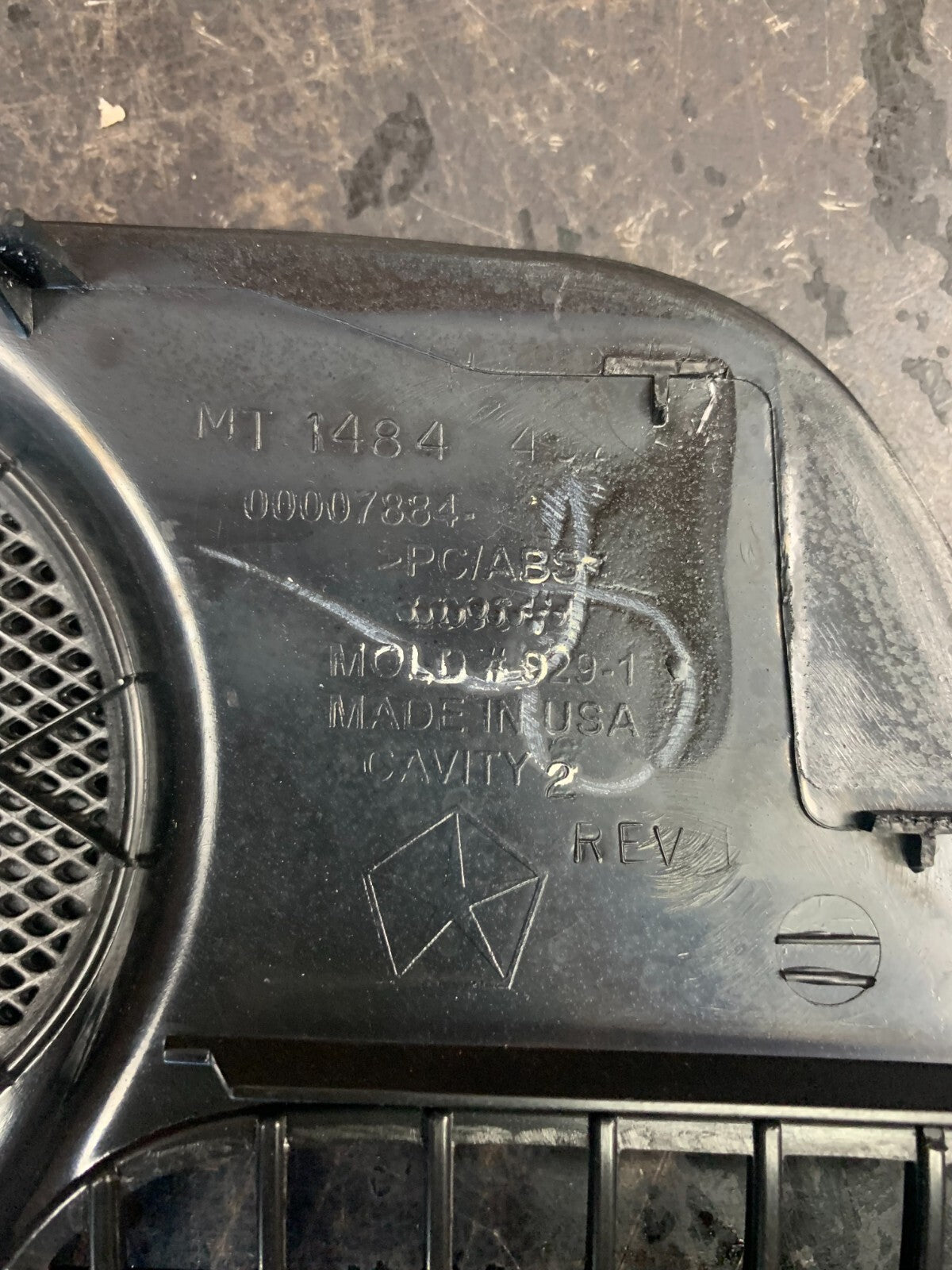 2014-2022 JEEP GRAND CHEROKEE UPPER DASH DEFROSTER GRILLE PANEL VENT OEM