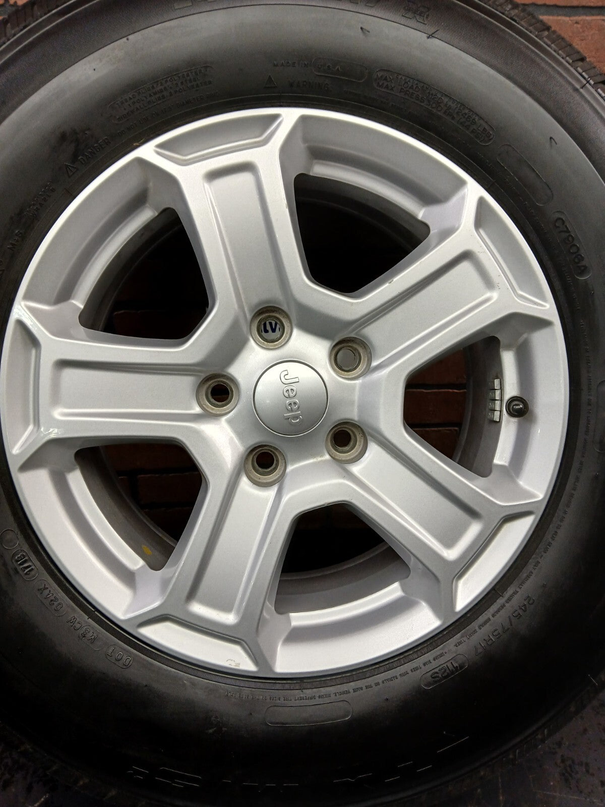 2018-2023 17" Jeep Wrangler Wheel/Tire 5vh23trmaa 17x7.5 9/32 Silver 5-Spoke