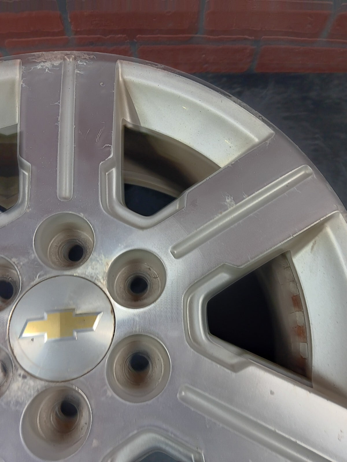 GMC 18x7.5in Single Silver Wheel Rim With Center Cap 5597515