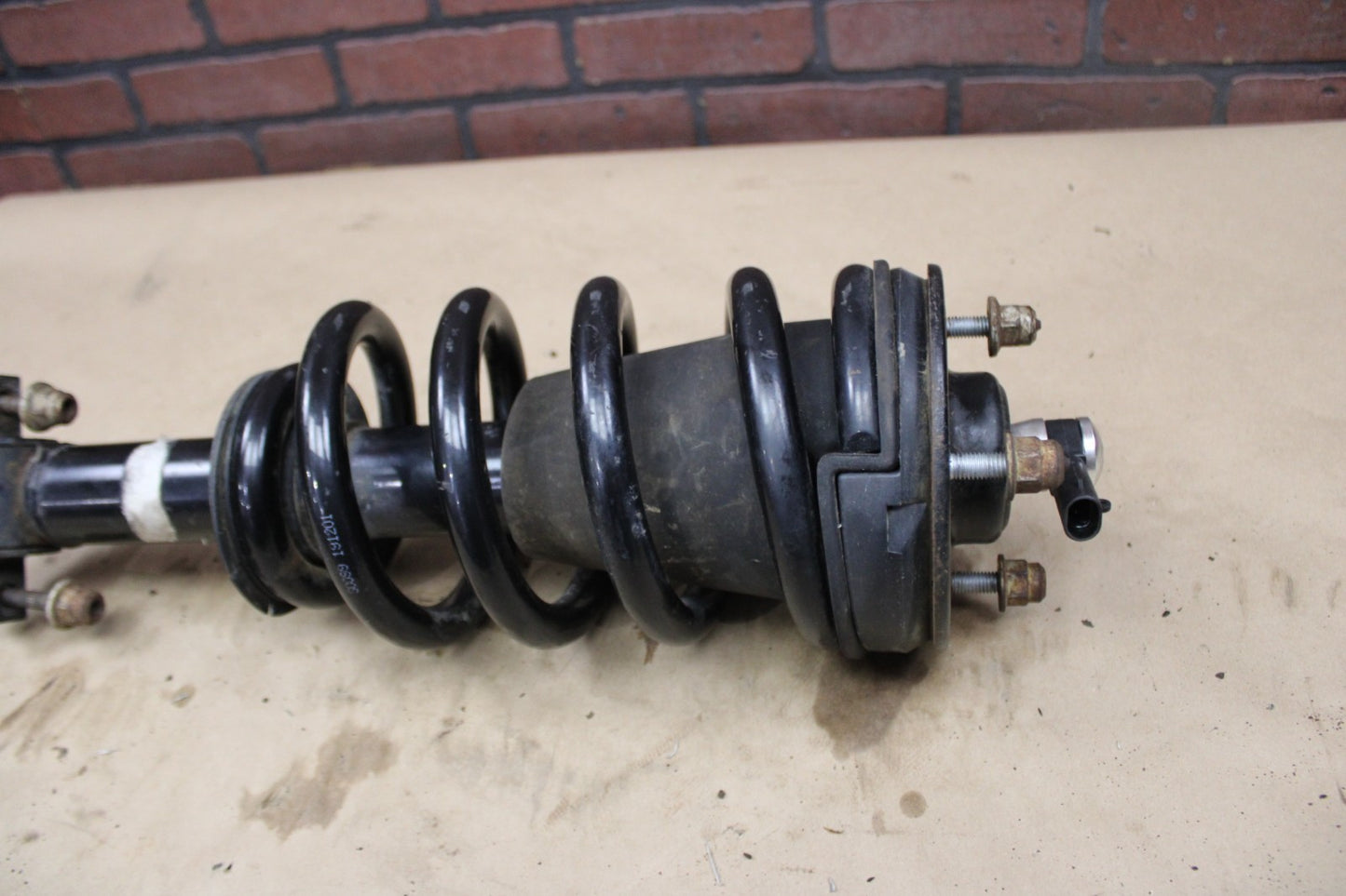 07-14 Cadillac Escalade Front Driver Side Suspension Shock Absorber Strut 151k
