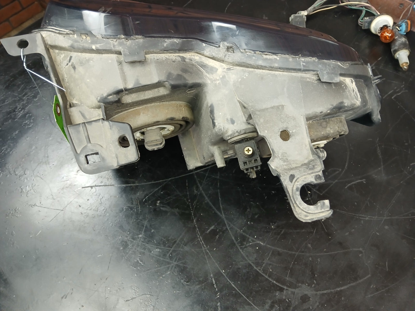 2007 Jeep Grand Cherokee Front Passenger RH Side Headlight Assembly DAMAGED