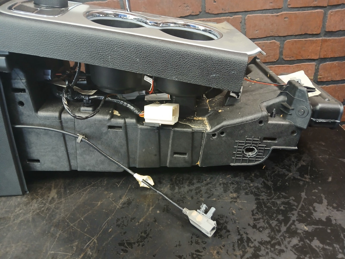 2011-2013 Jeep Grand Cherokee Center Console Assembly w/ Shifter/Storage/Vents