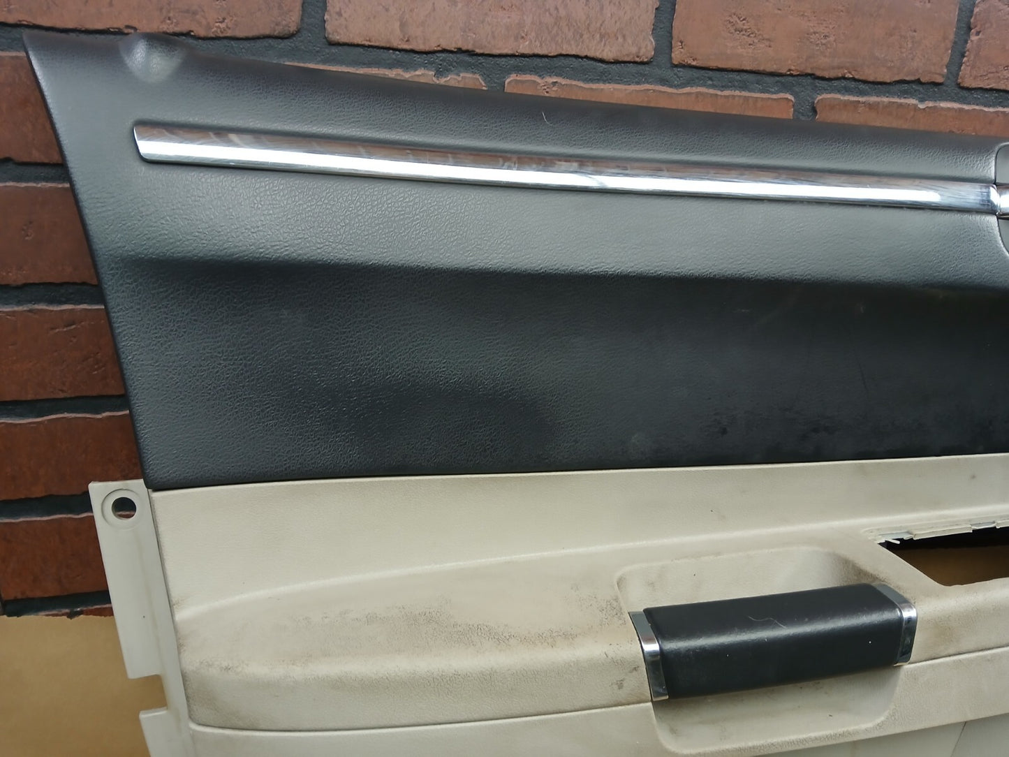 2005-2010 Chrysler 300 Front Driver LH Side Interior Door Panel 1al151d1af