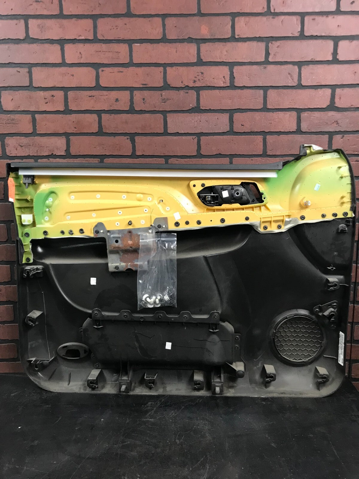 2007-08 GMC Yukon Denali XL Front Passenger RH Side Interior Door Panel 2578010