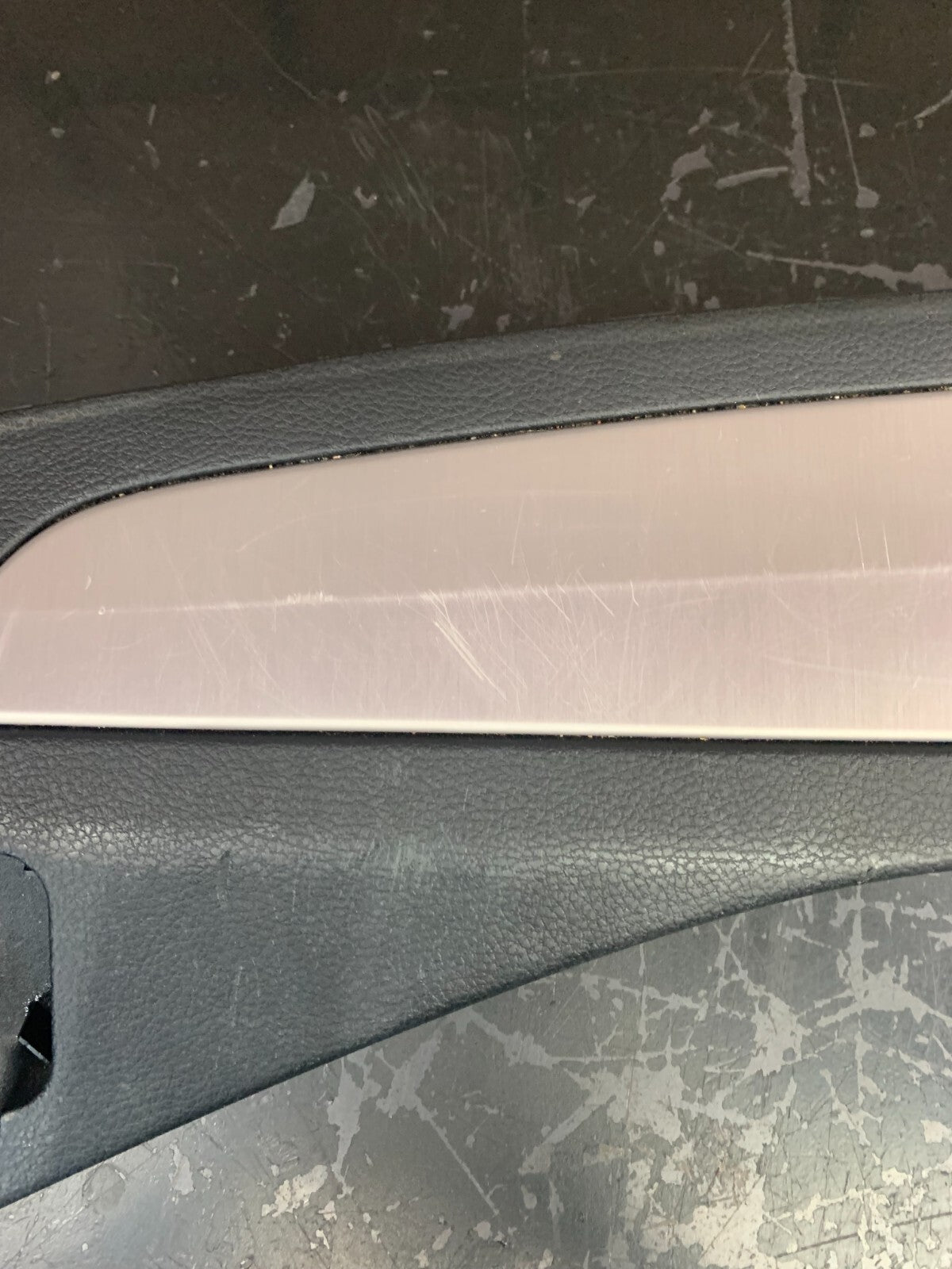 2015-2018 JEEP GRAND CHEROKEE REAR CARGO FLOOR SILL PLATE OEM I01049070BLR