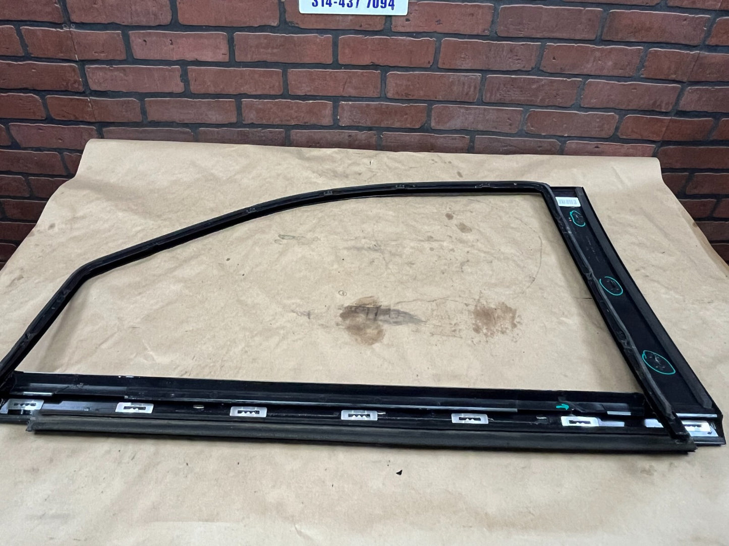 2008-2014 Cadillac Escalade Front Passenger RH Side Door Window Molding Trim