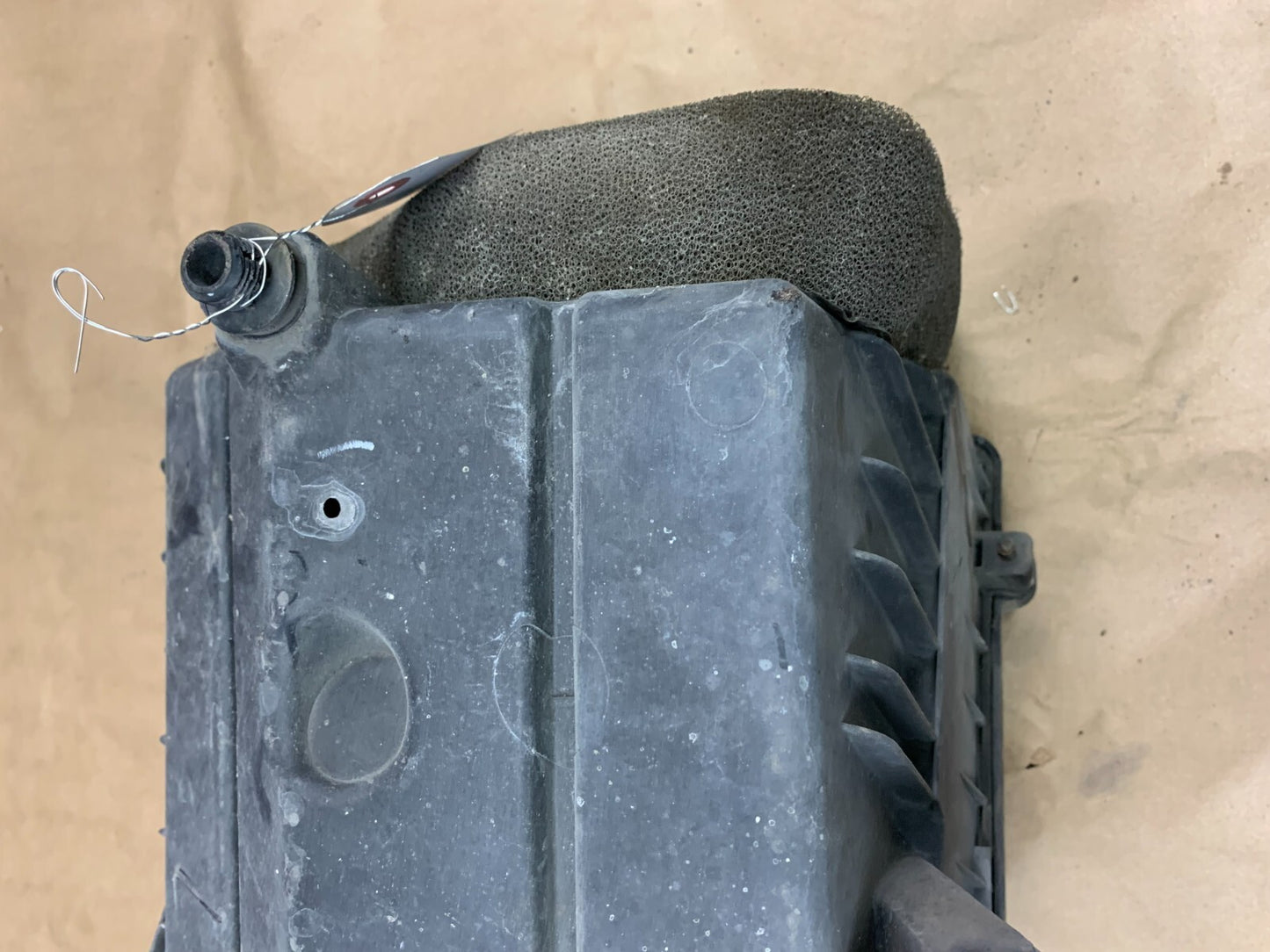 2009-2014 GM Suburban Tahoe Yukon Escalade Sierra Air Intake Filter Cleaner Box