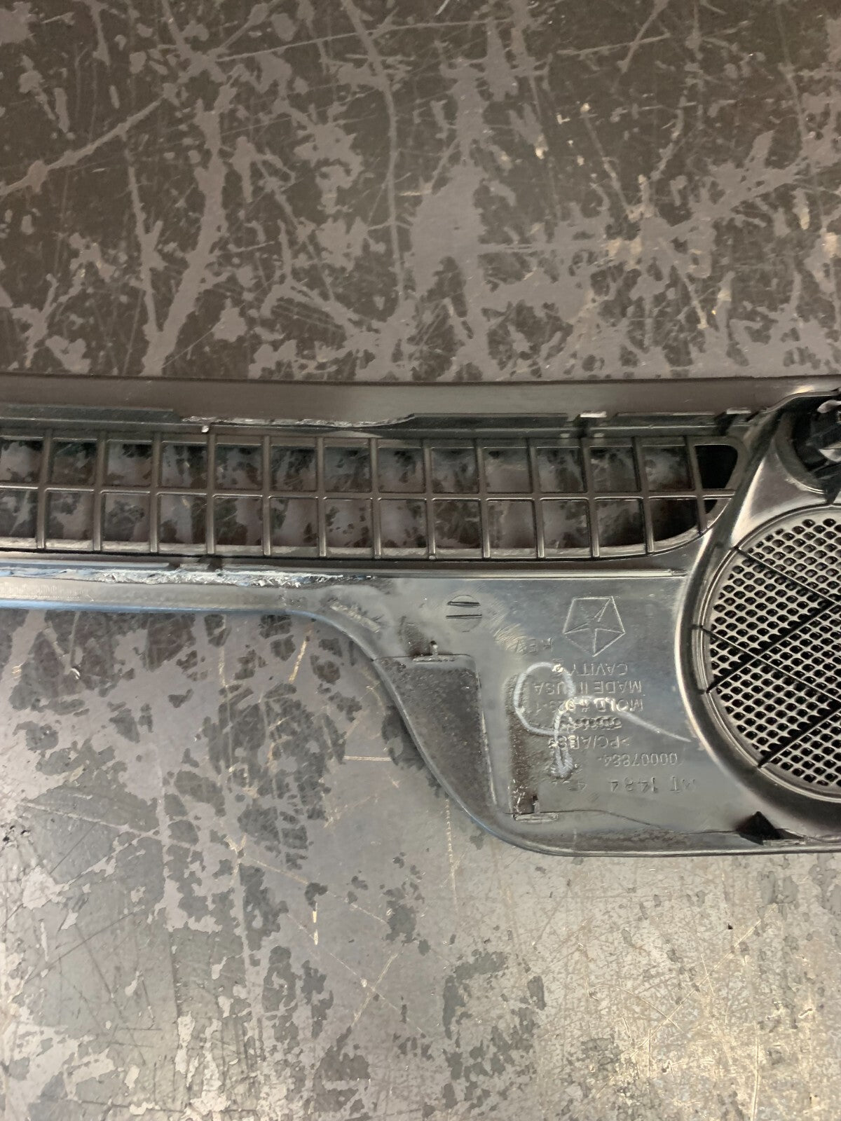 2014-2022 JEEP GRAND CHEROKEE UPPER DASH DEFROSTER GRILLE PANEL VENT OEM