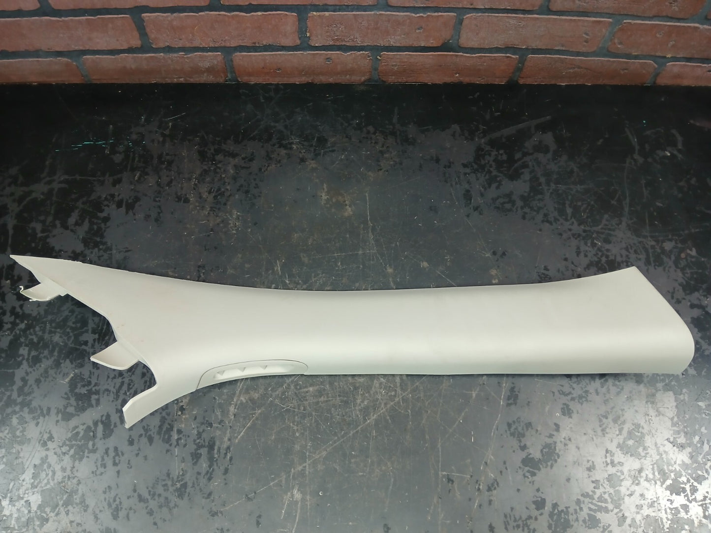 2011-2013 Grand Cherokee Durango Passenger RH Side A Pillar Molding 1gg52hdaae
