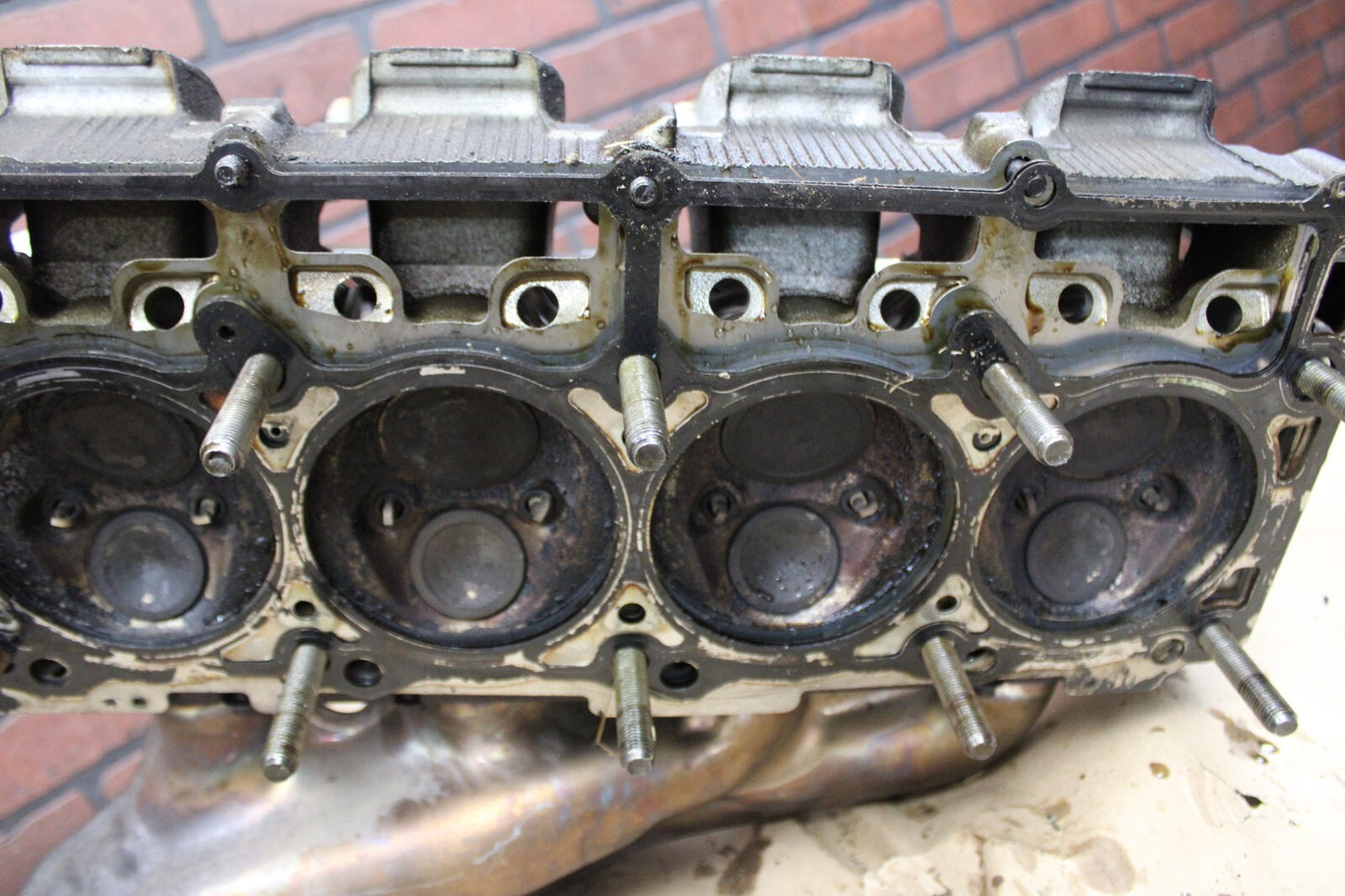 6.1L HEMI DODGE CHRYSLER JEEP DRIVER CYLINDER HEAD W EXHAUST MANIFOLD 05037369AA