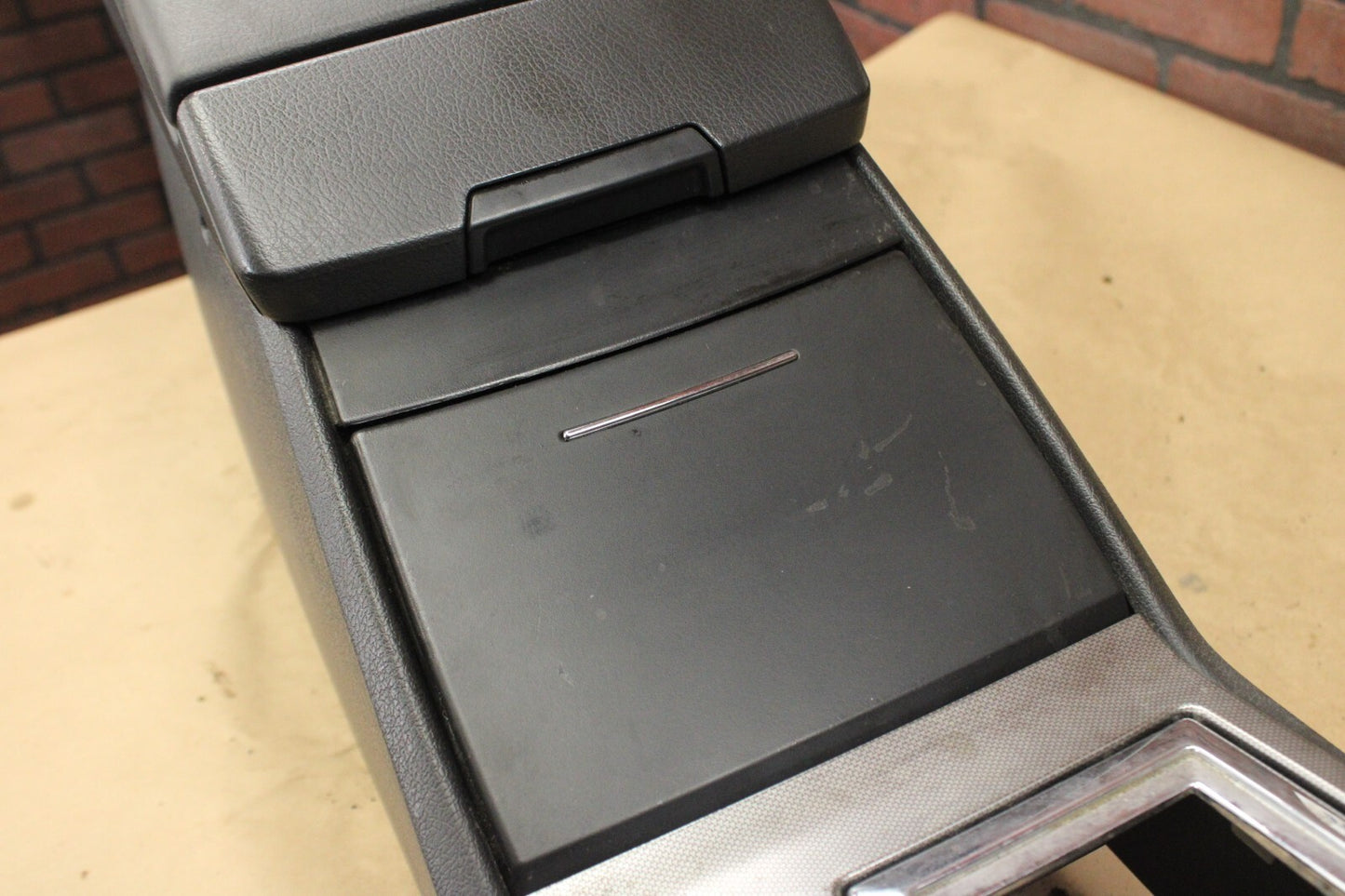 05-07 CHRYSLER 300 C FLOOR CENTER CONSOLE ARMREST STORAGE REAR SEAT DISPLAY DVD
