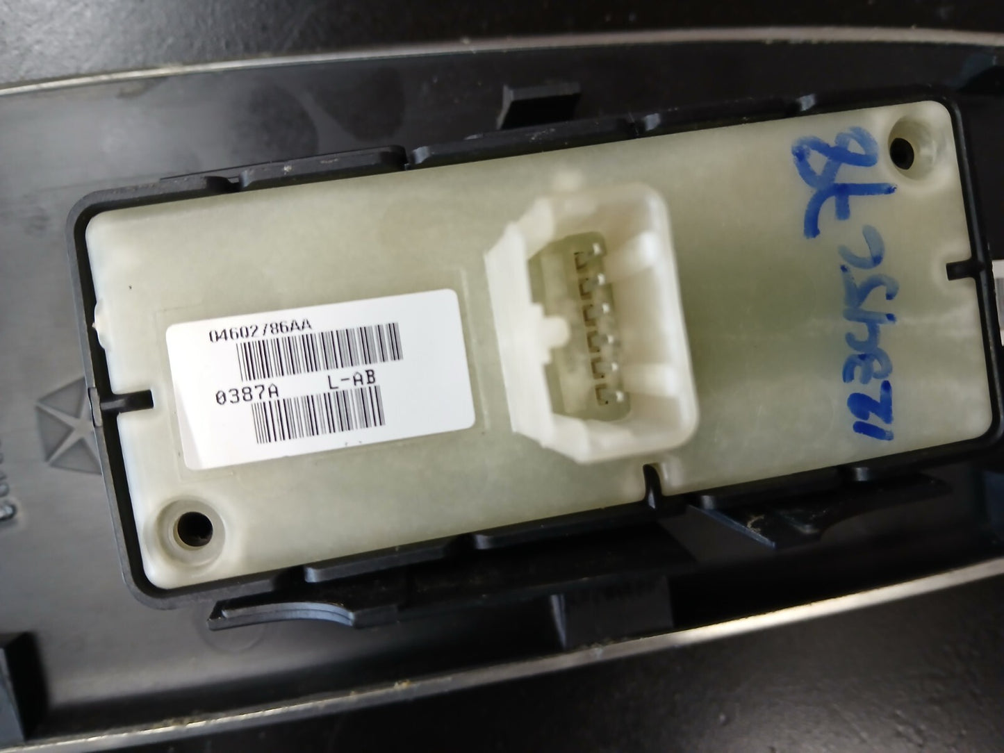 07 Jeep Front Passenger RH Side Window Door Switch Assembly w/ Bezel 04602786aa