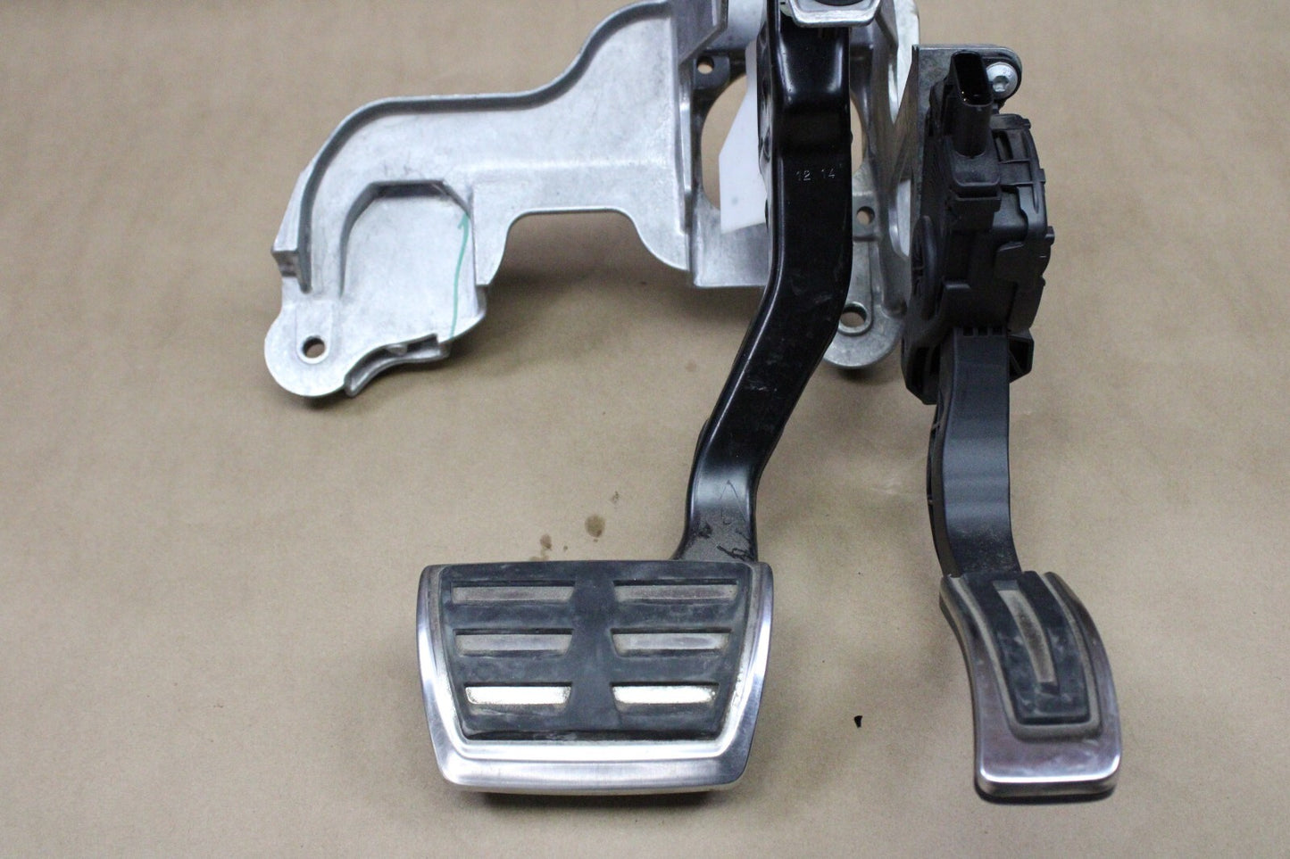 13-18 AUDI A4/A6/A7/S7 ACCELERATOR GAS PEDAL & BRAKE STOP PEDAL OEM 4H1-723-523