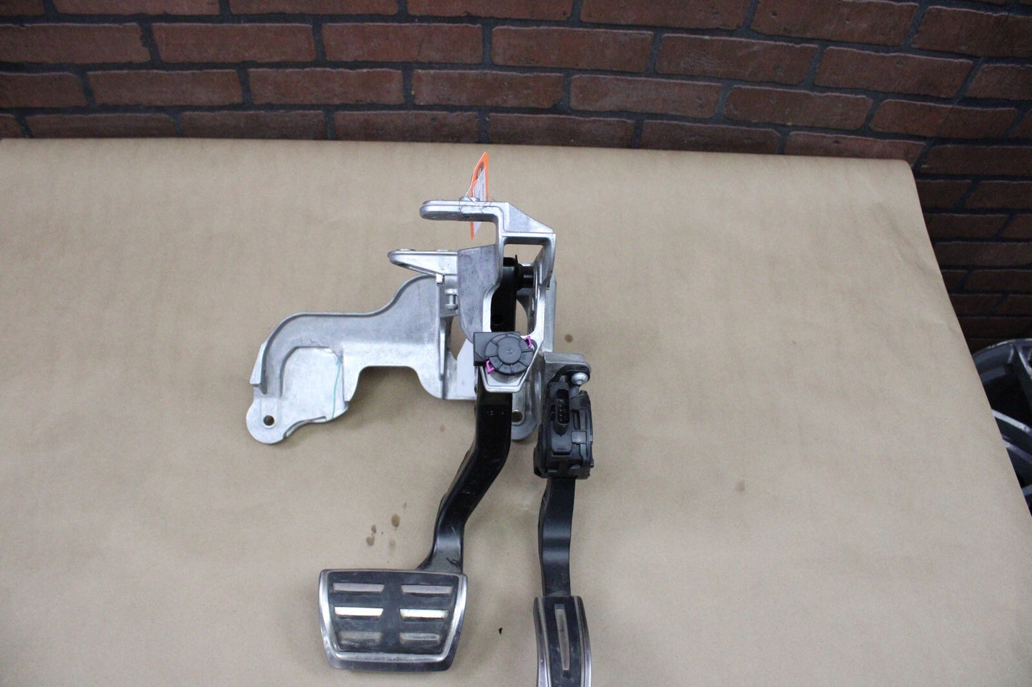 13-18 AUDI A4/A6/A7/S7 ACCELERATOR GAS PEDAL & BRAKE STOP PEDAL OEM 4H1-723-523