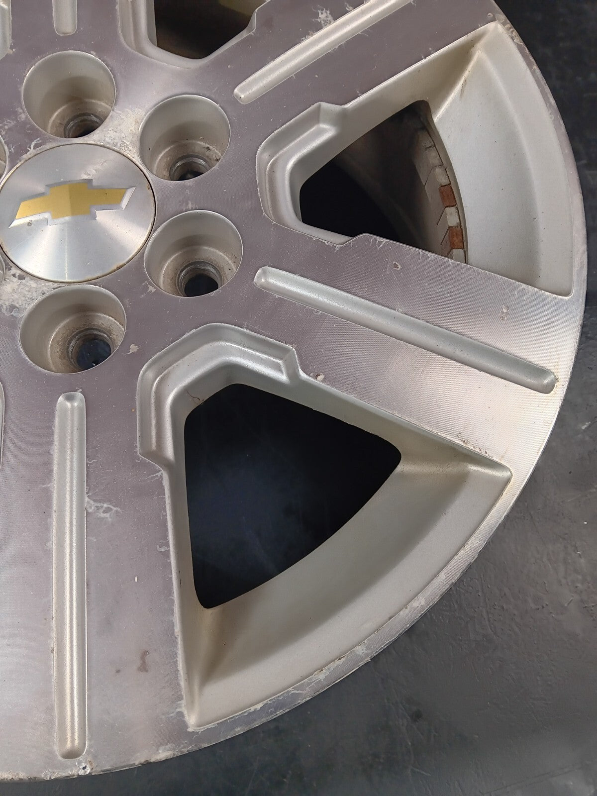 GMC 18x7.5in Single Silver Wheel Rim With Center Cap 5597515