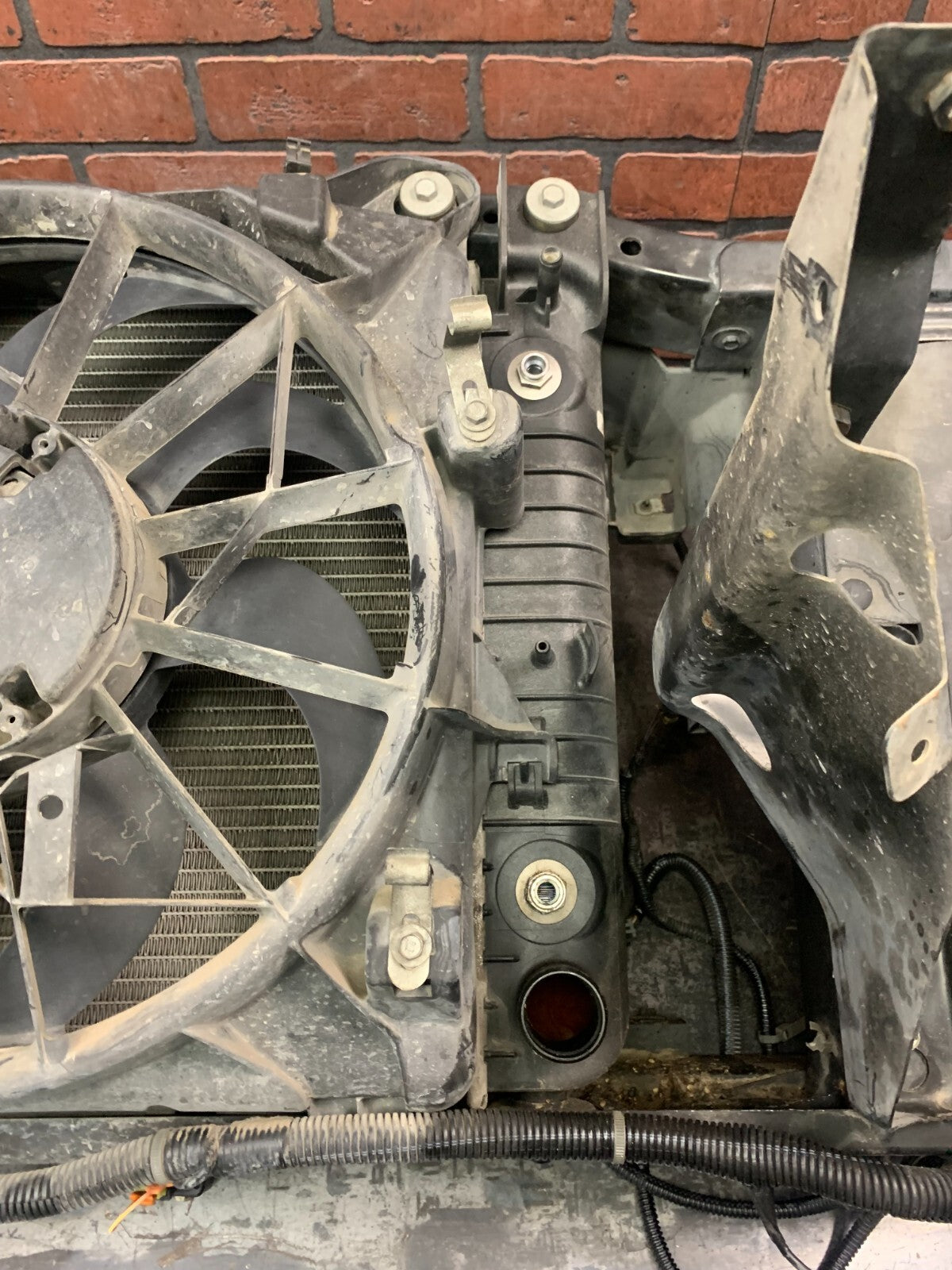 2009 Suburban/Tahoe Complete Radiator Fan Cooling Assembly Support ECU Wiring
