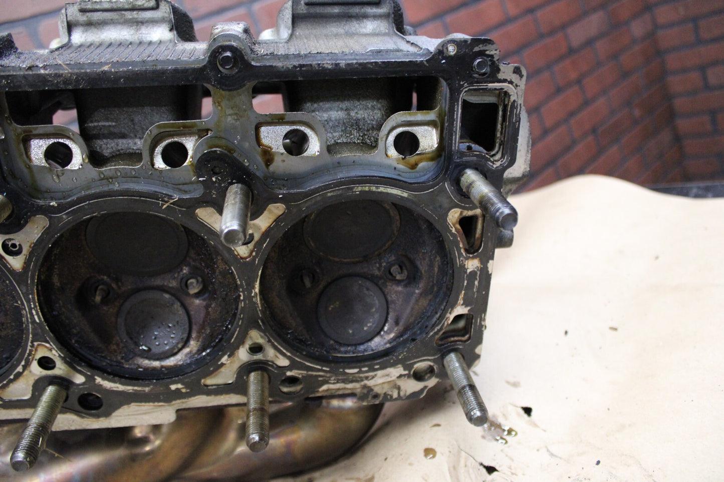 6.1L HEMI DODGE CHRYSLER JEEP DRIVER CYLINDER HEAD W EXHAUST MANIFOLD 05037369AA