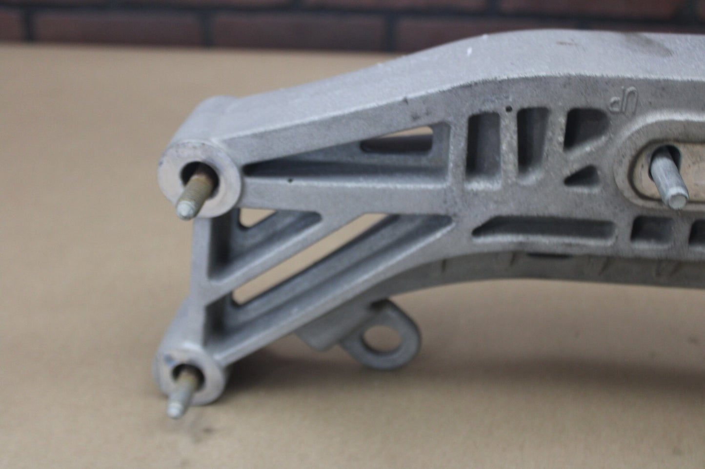 15-23 DODGE CHARGER AUTO TRANSMISSION 3.6 CROSSMEMBER MOUNT BRACKET 68170323AA