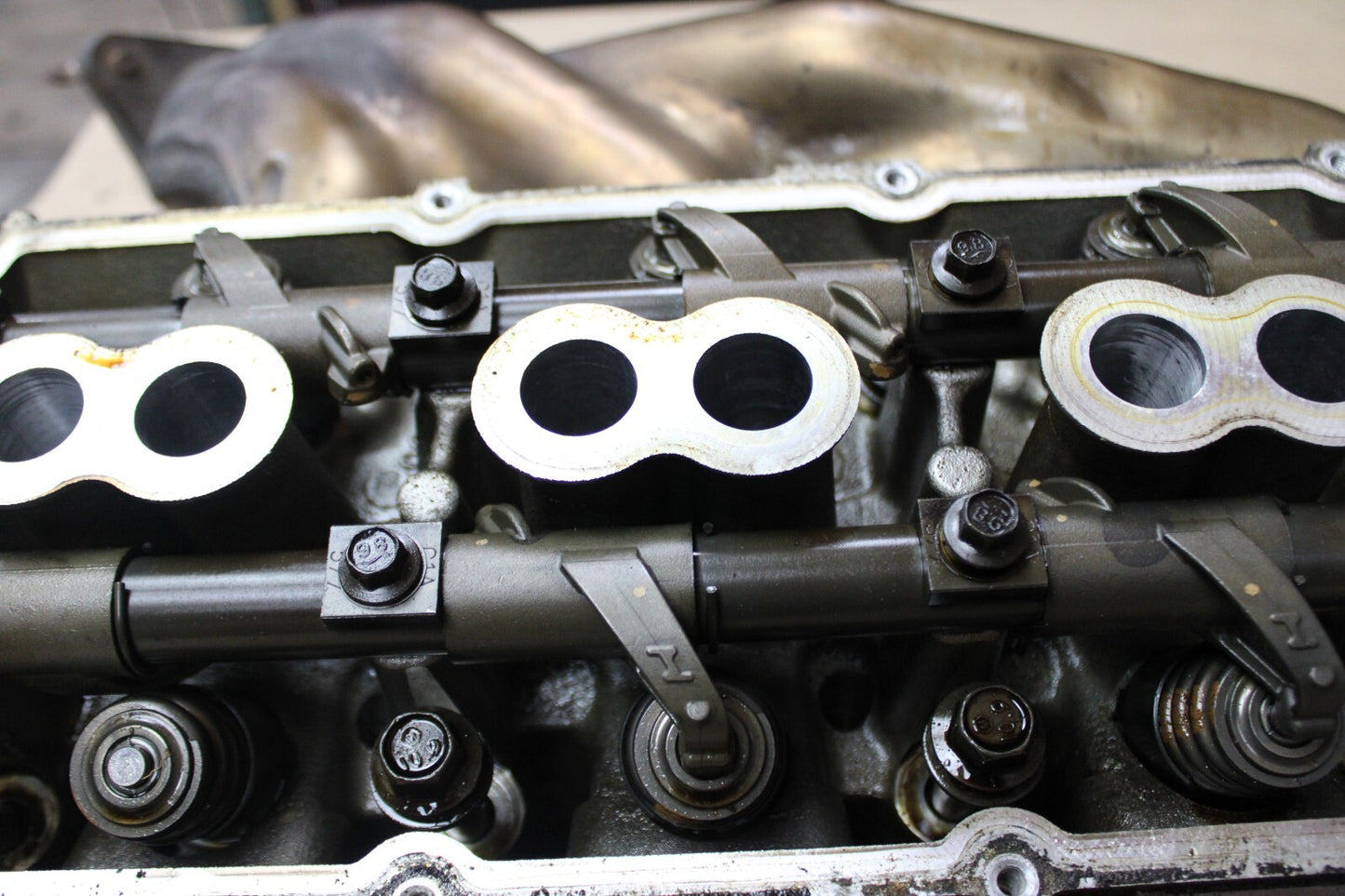 6.1L HEMI DODGE CHRYSLER JEEP DRIVER CYLINDER HEAD W EXHAUST MANIFOLD 05037369AA