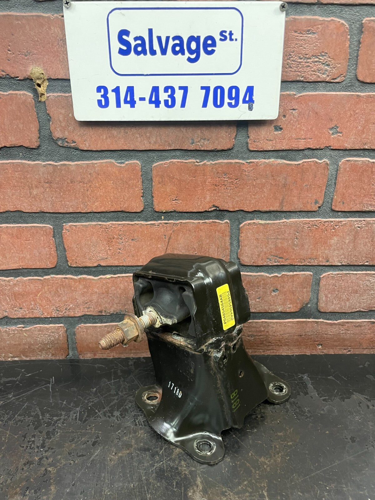 05-10 Jeep Grand Cherokee/Commander V8 Engine Mount Bracket Insulator 4854564AB