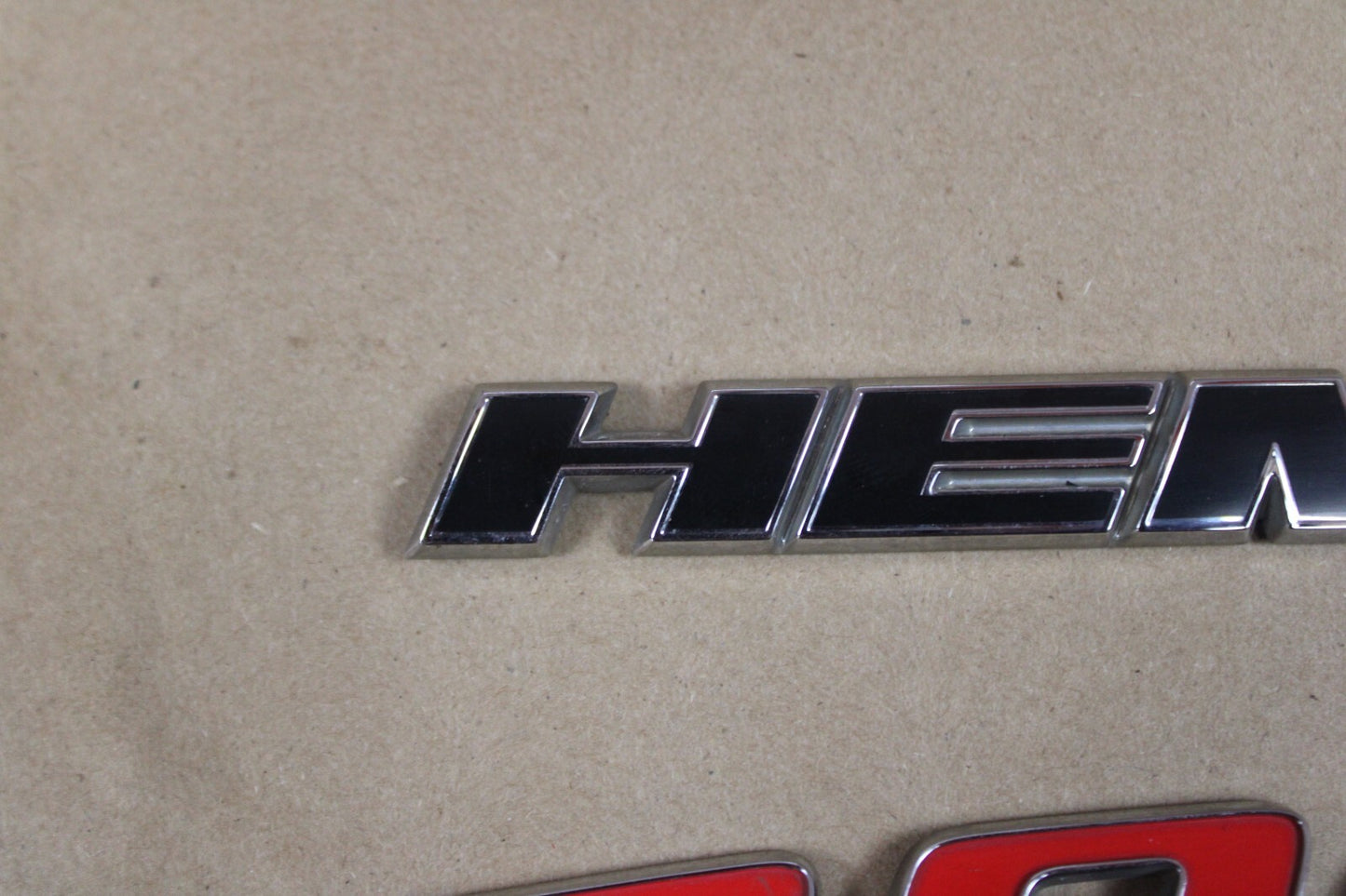 Challenger 2PCS SET SRT 392 HEMI Badges For Side Fender Emblems 3D Raised Decals