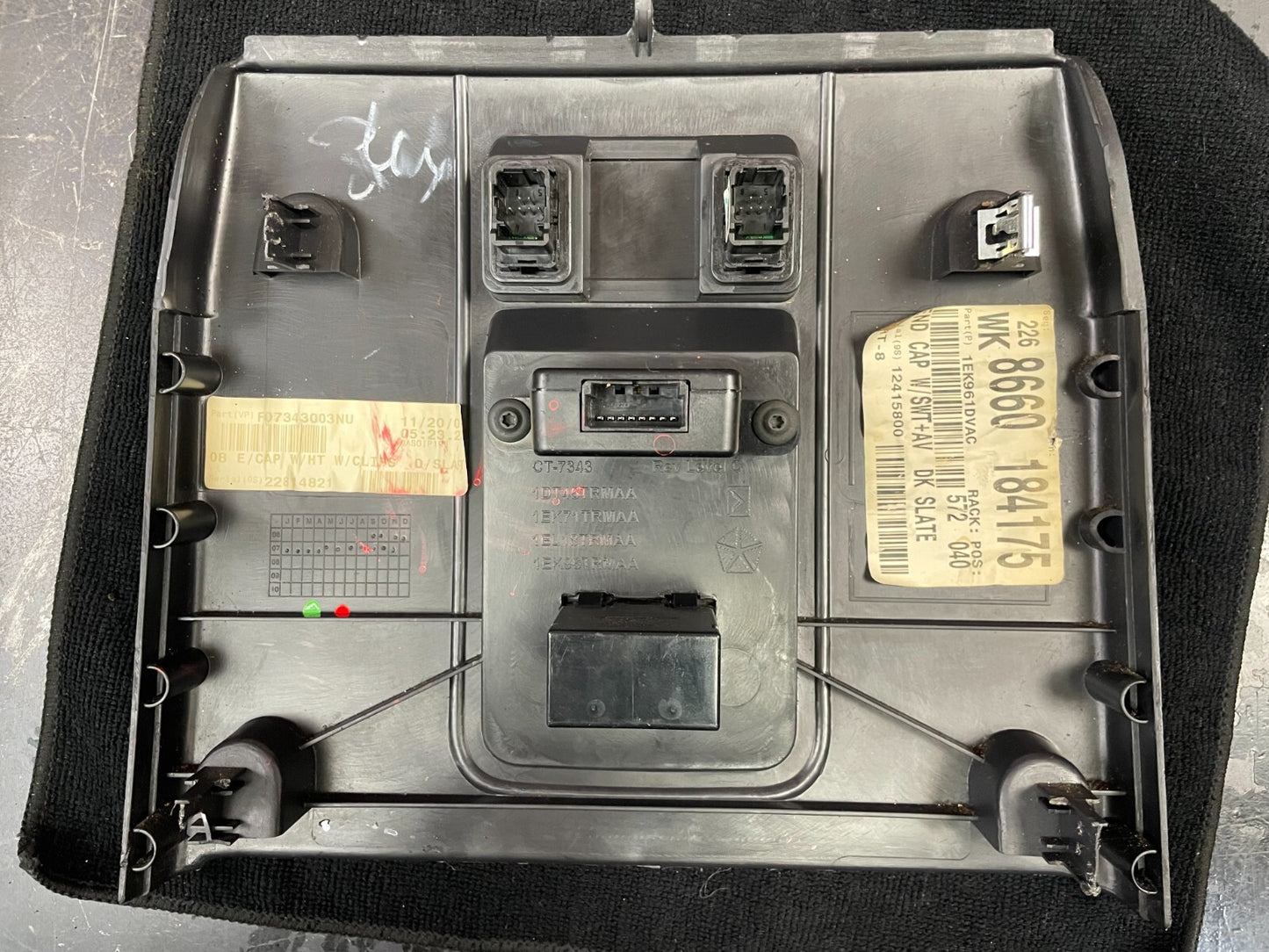 OEM 08-10 JEEP Grand Cherokee Rear Seat DVD Entertainment System VES Remote AV