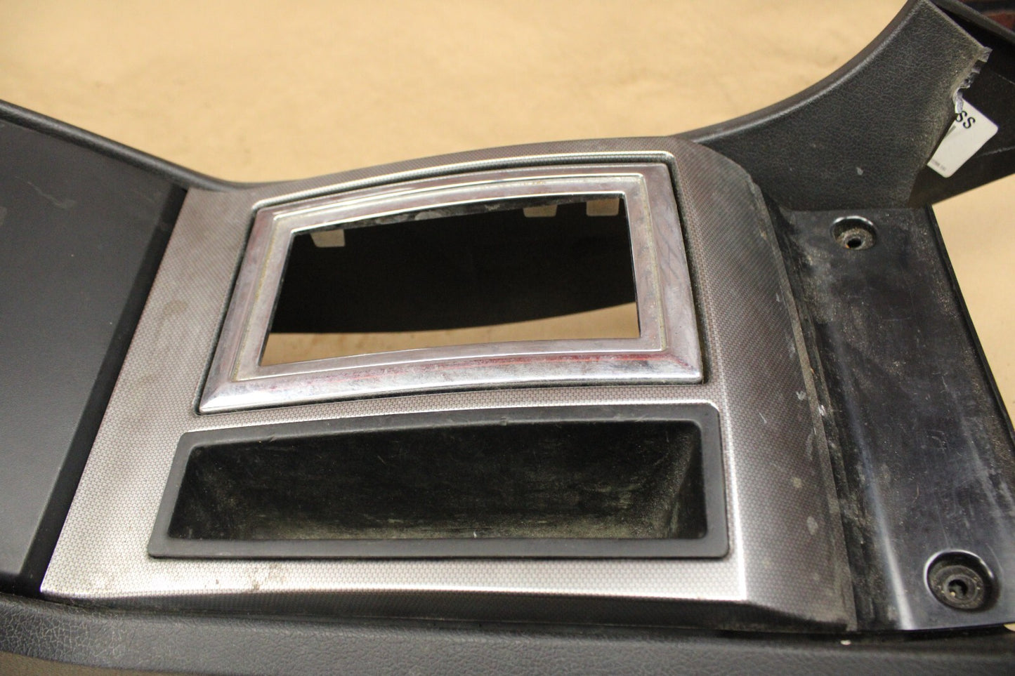 05-07 CHRYSLER 300 C FLOOR CENTER CONSOLE ARMREST STORAGE REAR SEAT DISPLAY DVD