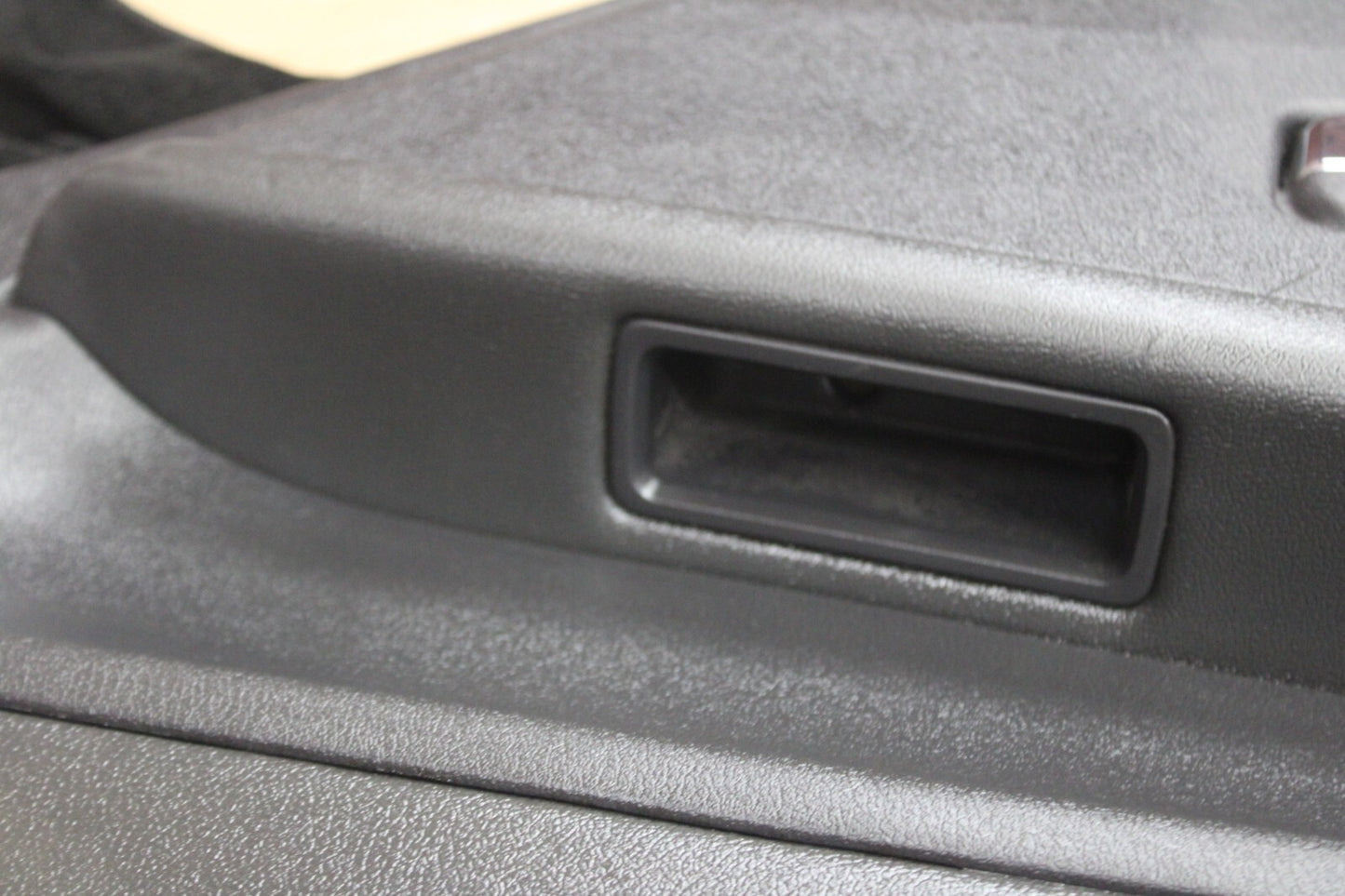 05-10 Jeep Grand Cherokee Rear Passenger RH Side Interior Door Panel 5HR381DVAM