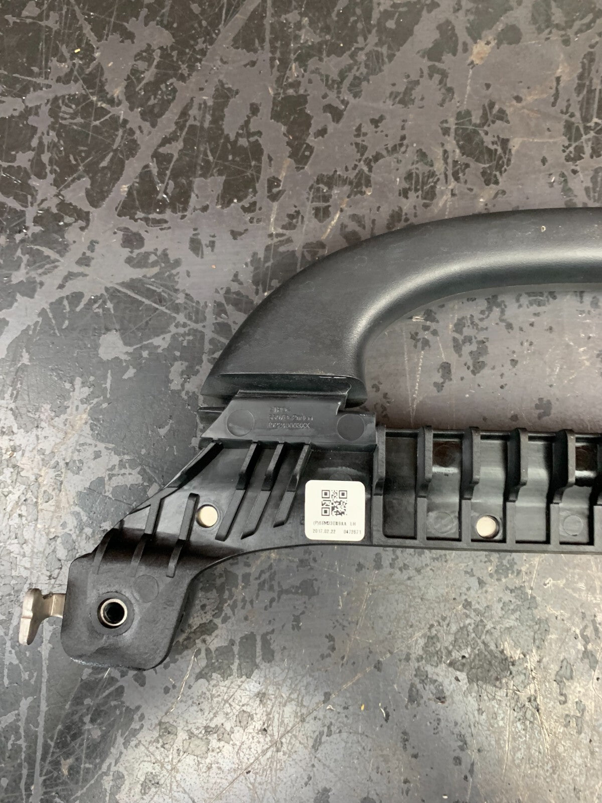2016-2021 JEEP GRAND CHEROKEE CENTER LEFT SIDE B PILLAR GRAB GRIP HANDLE OEM