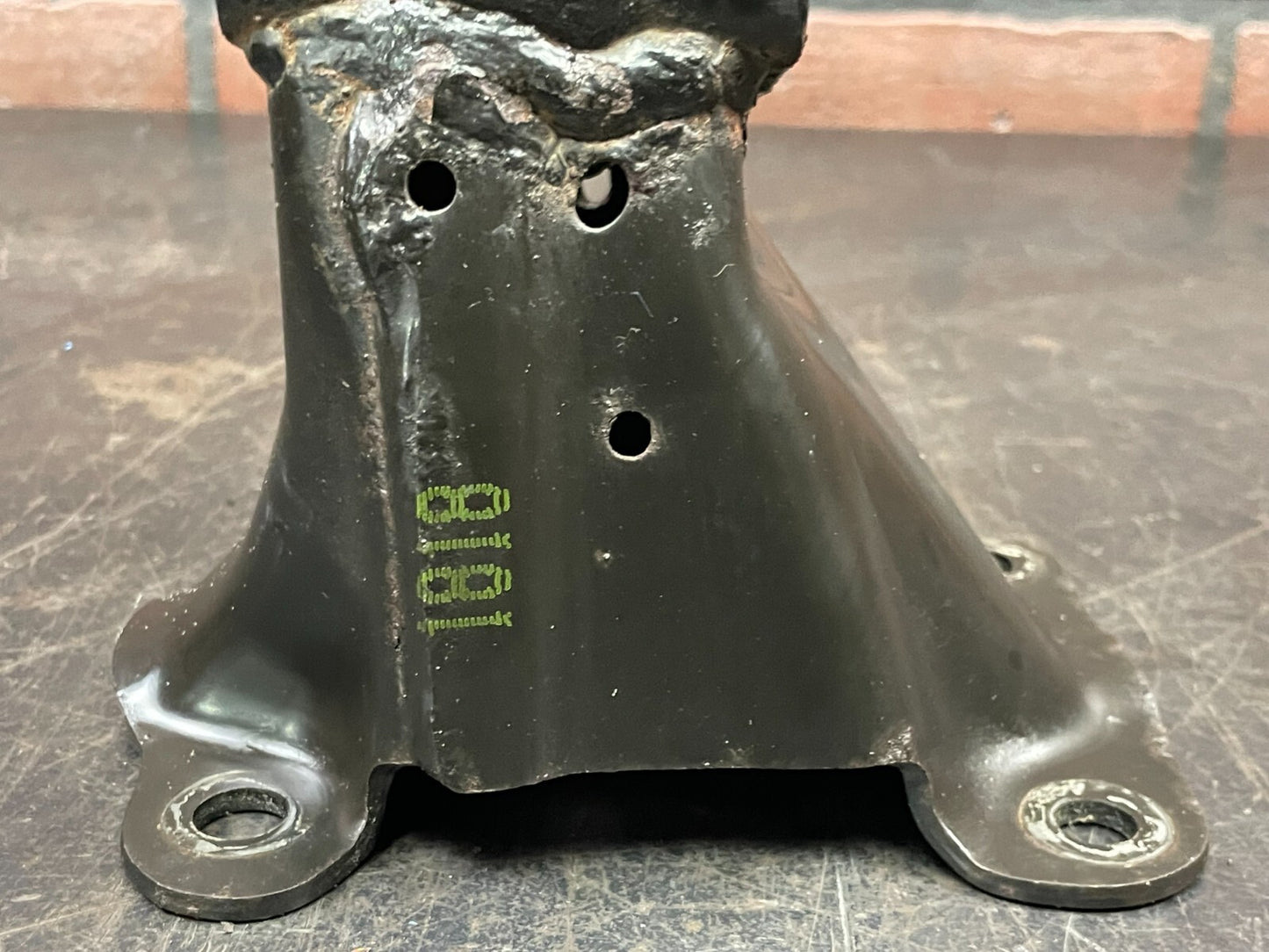 05-10 Jeep Grand Cherokee/Commander V8 Engine Mount Bracket Insulator 4854564AB