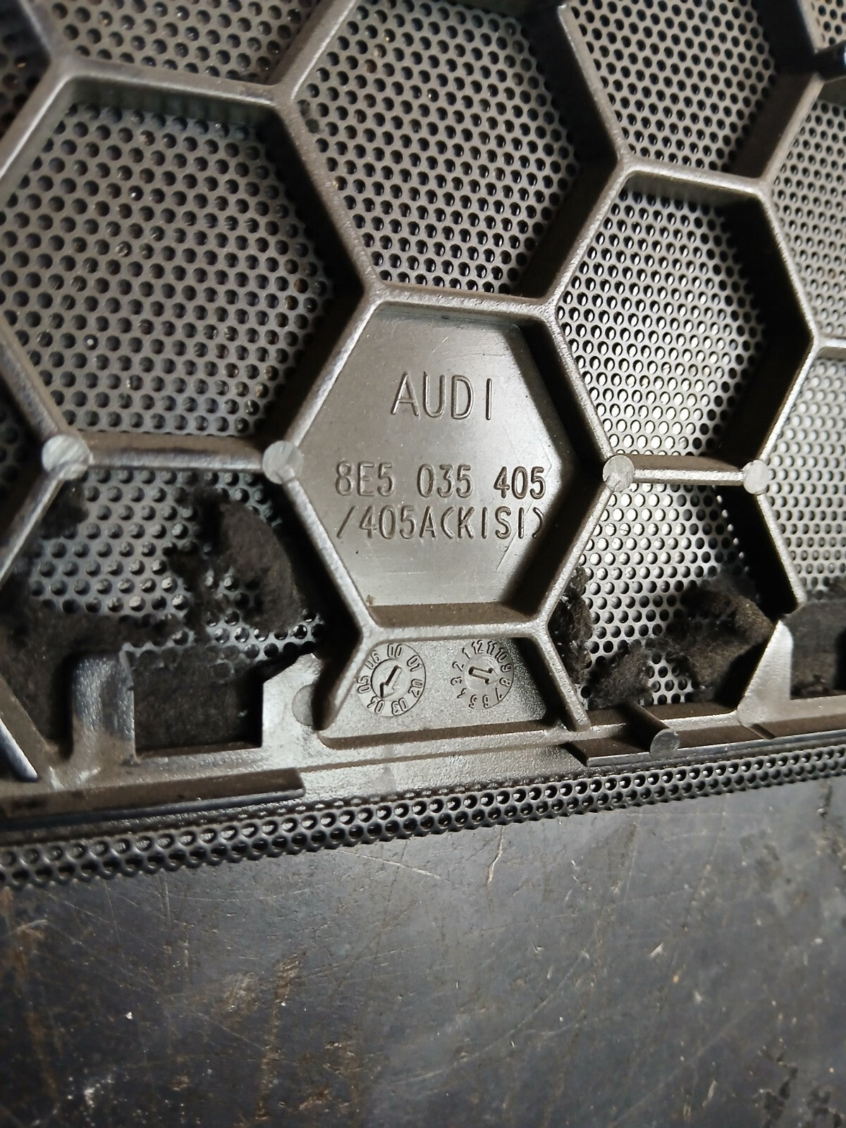 2004-2008 Audi A4 S4 B7 Rear Deck Speaker Cover Grille 8e5 035 405 Damaged