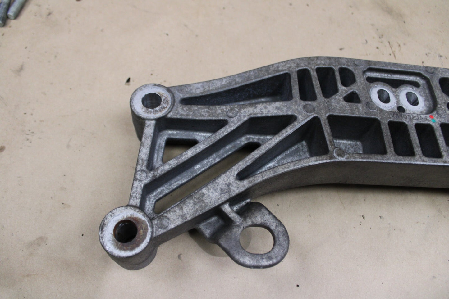 15-23 DODGE CHARGER R/T AUTO TRANSMISSION CROSSMEMBER MOUNT BRACKET 68170323AA