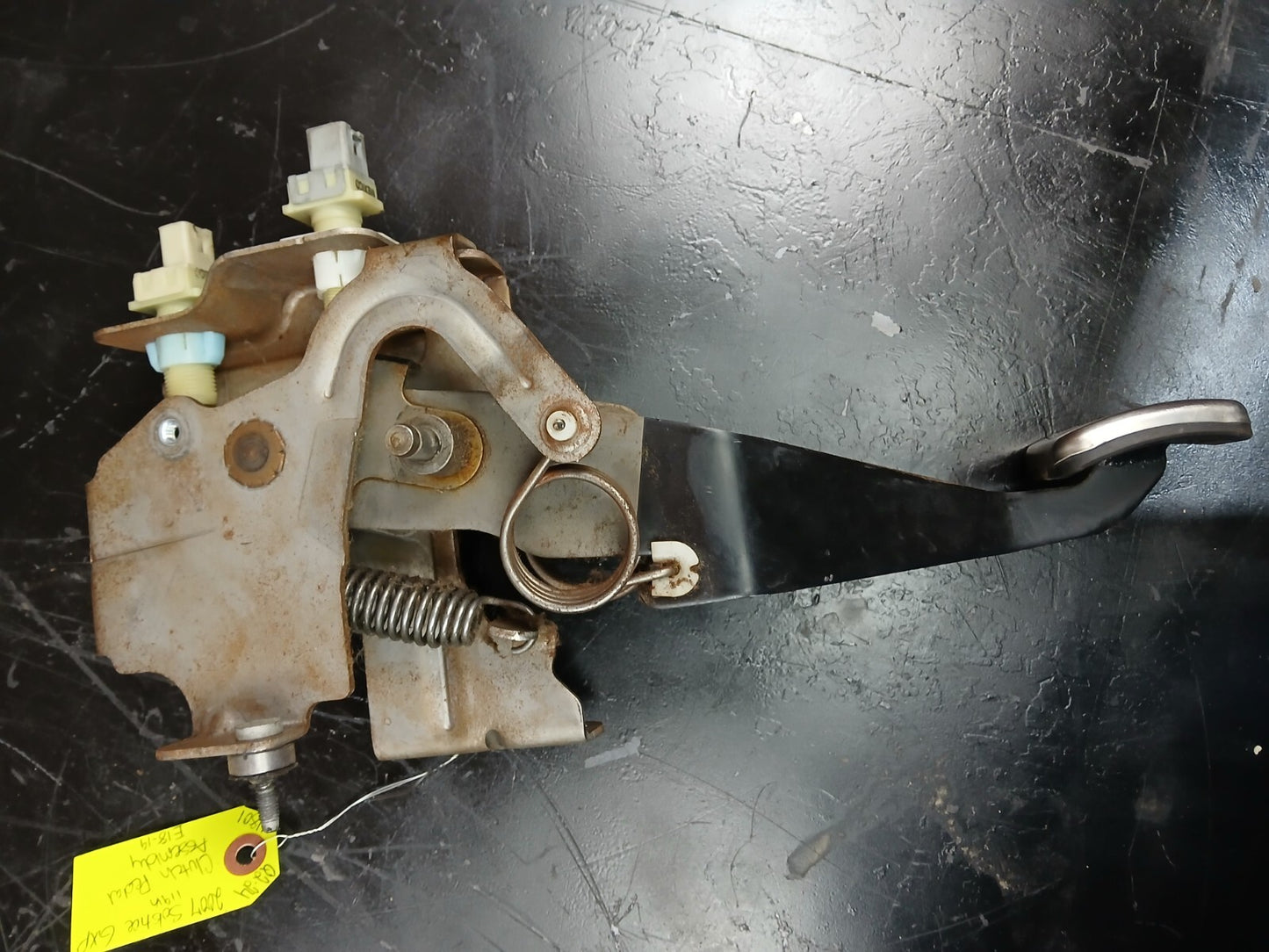 2007 Pontiac Solstice Saturn Sky Clutch Pedal Assembly w/ Bracket 15908750