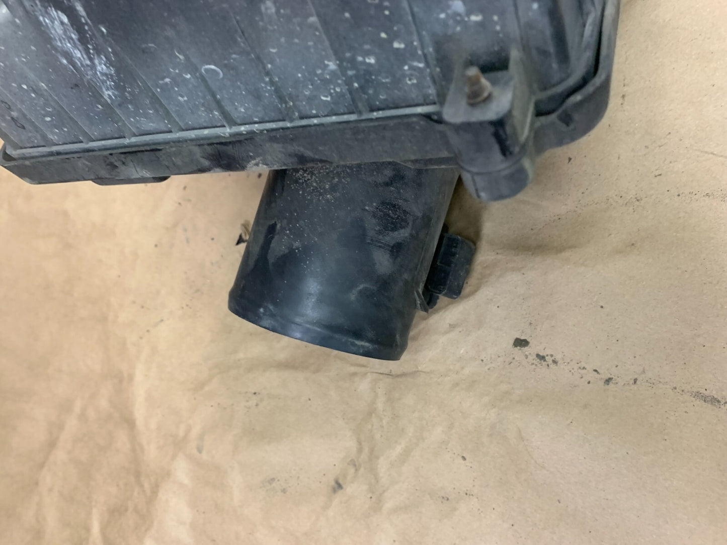 2009-2014 GM Suburban Tahoe Yukon Escalade Sierra Air Intake Filter Cleaner Box