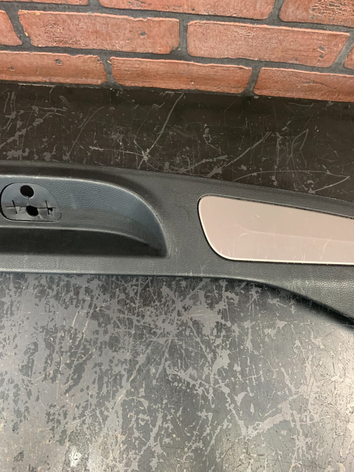 2015-2018 JEEP GRAND CHEROKEE REAR CARGO FLOOR SILL PLATE OEM I01049070BLR